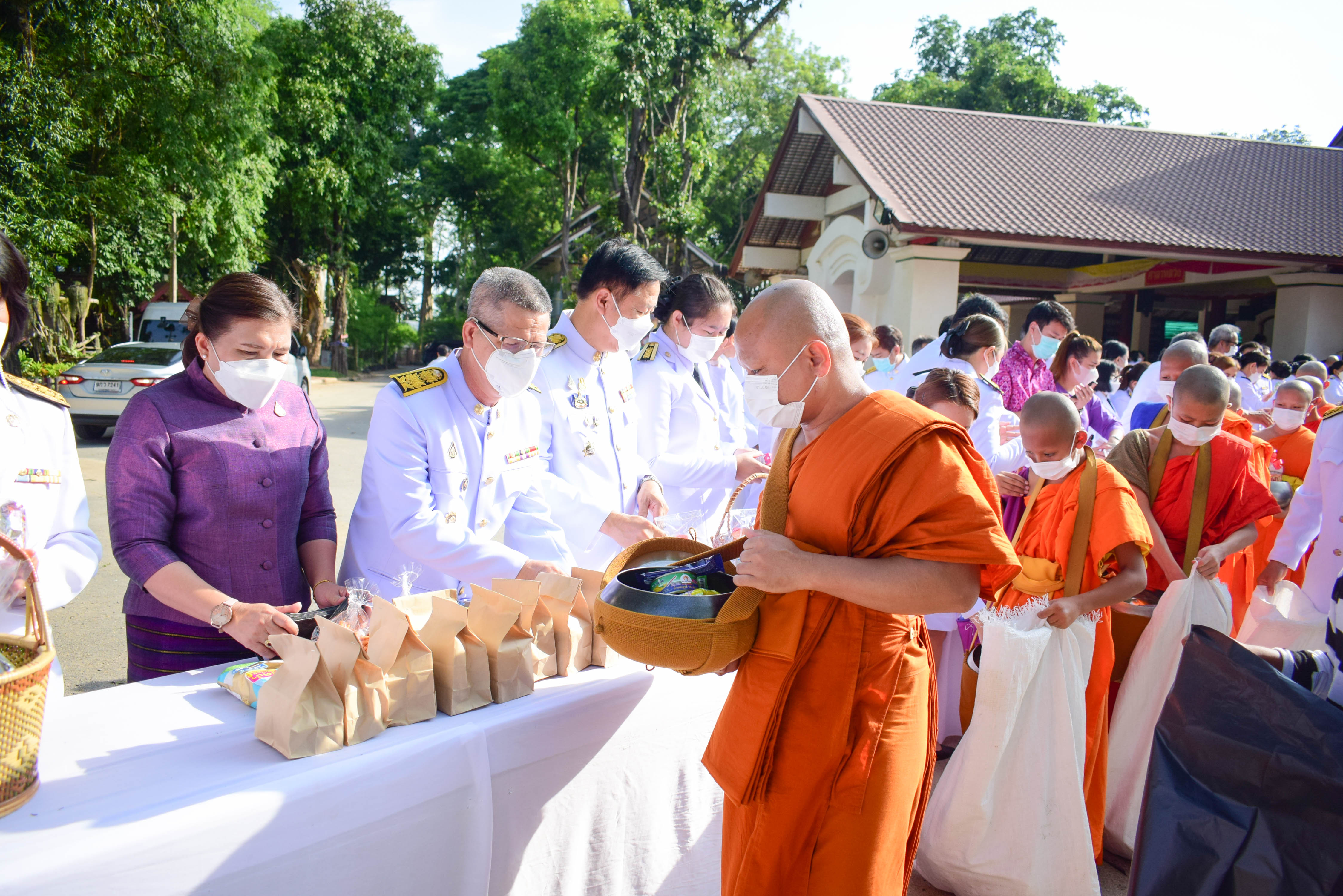 พช.น่าน : ร่วมพิธีทำบุญตักบาตร เฉลิมพระเกียรติ สมเด็จพระนางเจ้าฯ พระบรมราชินี เนื่องในวันเฉลิมพระชนมพรรษา 3 มิถุนายน 2566