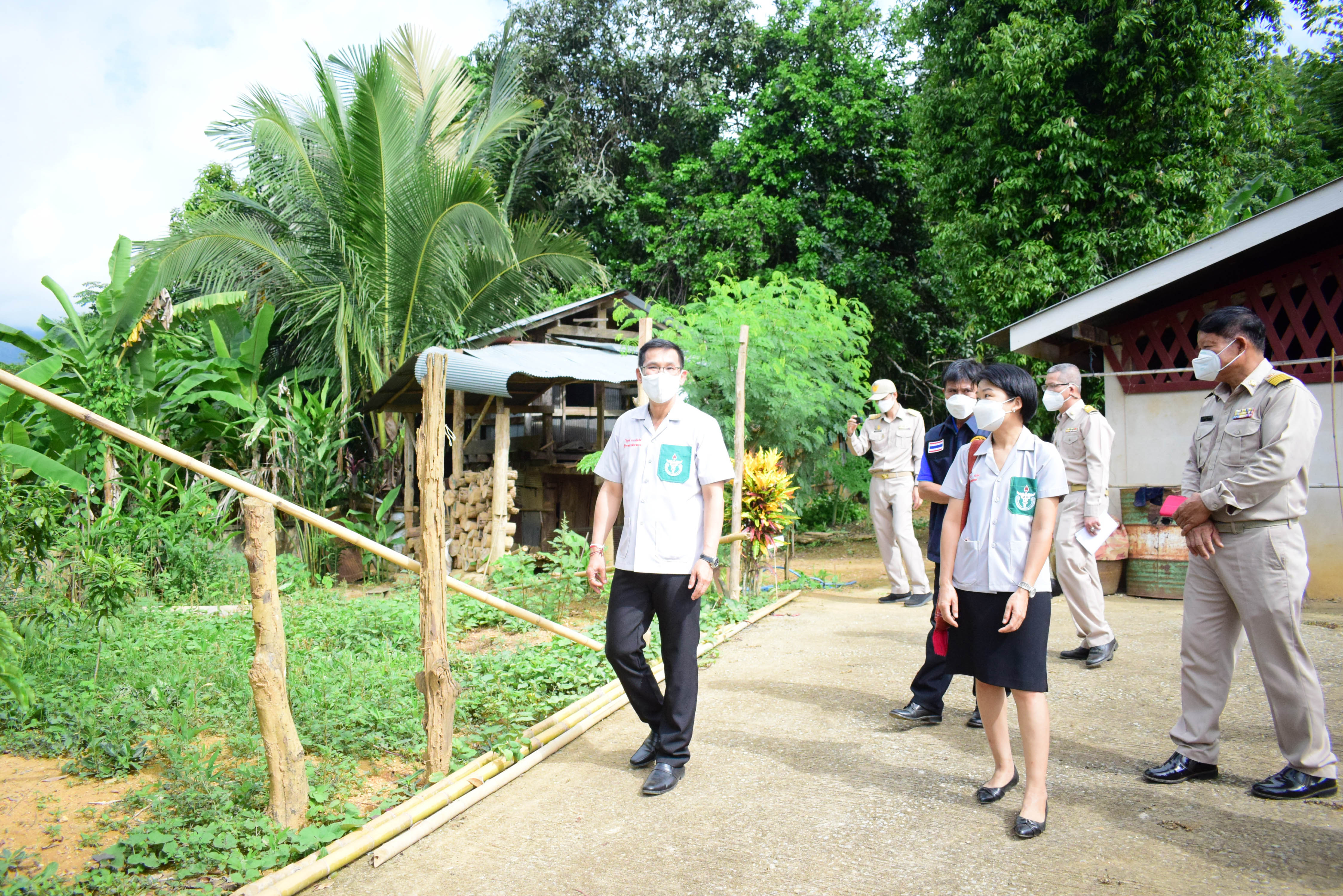 พช.น่าน : ผู้ว่าราชการจังหวัดน่าน เยี่ยมเยือนครัวเรือนต้นแบบการปลูกผักสวนครัวเพื่อสร้างความมั่นคงทางอาหาร ในพื้นที่อำเภอนาหมื่น จังหวัดน่าน