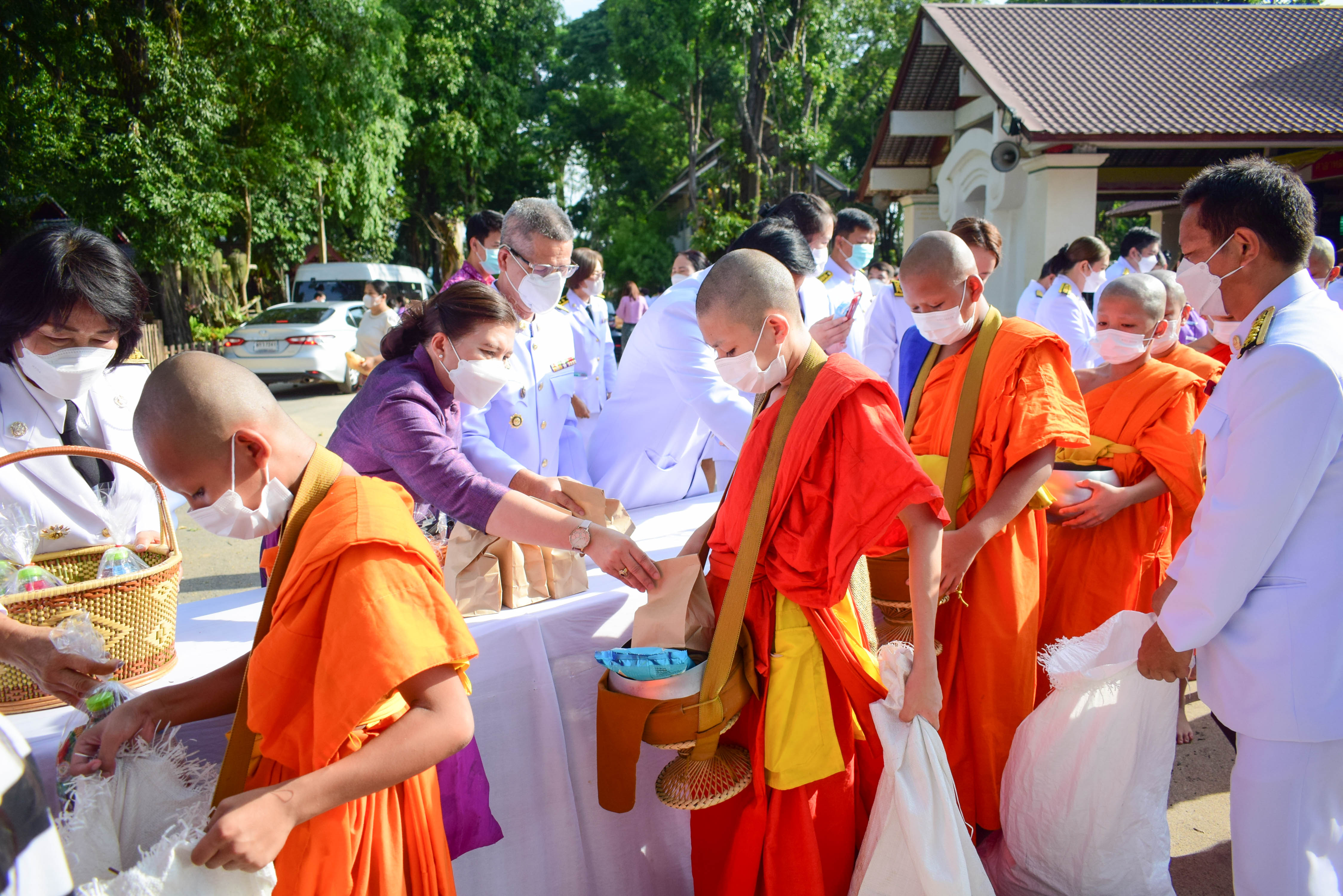 พช.น่าน : ร่วมพิธีทำบุญตักบาตร เฉลิมพระเกียรติ สมเด็จพระนางเจ้าฯ พระบรมราชินี เนื่องในวันเฉลิมพระชนมพรรษา 3 มิถุนายน 2566