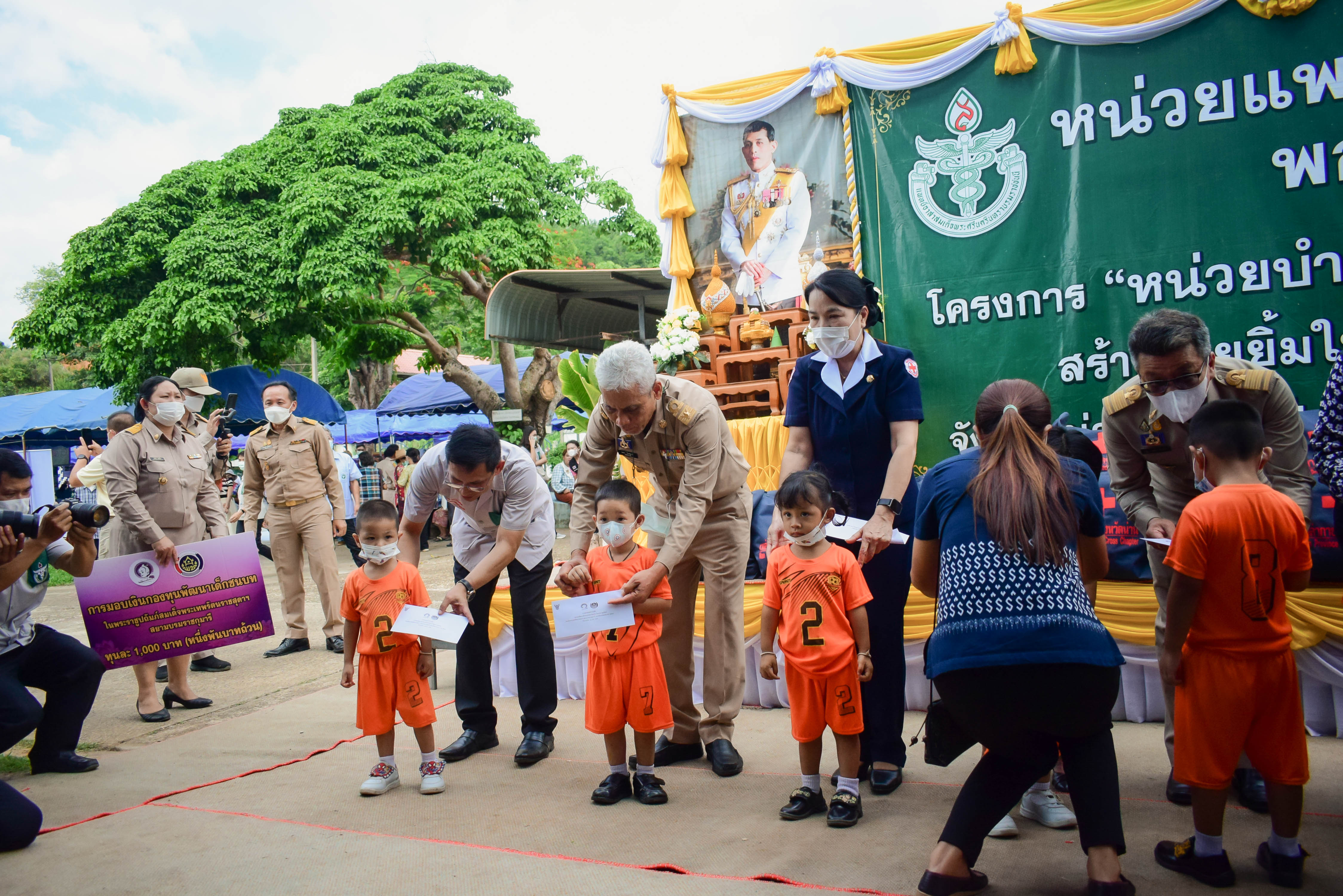 พช.น่าน : ร่วมกิจกรรมหน่วยแพทย์เคลื่อนที่ พอ.สว. และการหน่วยบำบัดทุกข์บำรุงสุขสร้างรอยยิ้มให้ประชาชน อำเภอนาหมื่น จังหวัดน่าน