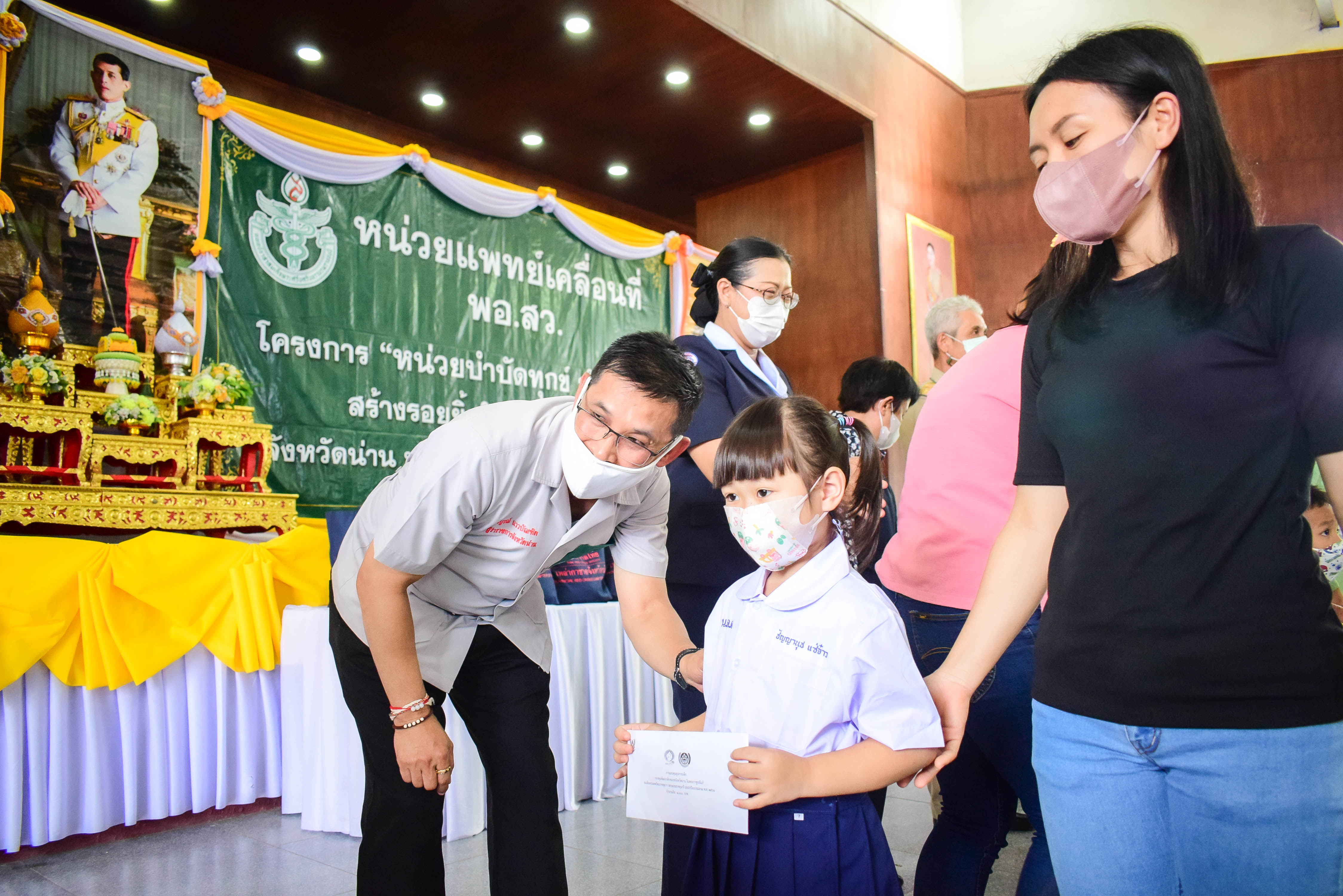 พช.น่าน : ร่วมกิจกรรมหน่วยแพทย์เคลื่อนที่ พอ.สว. และการหน่วยบำบัดทุกข์บำรุงสุขสร้างรอยยิ้มให้ประชาชน อำเภอท่าวังผา จังหวัดน่าน