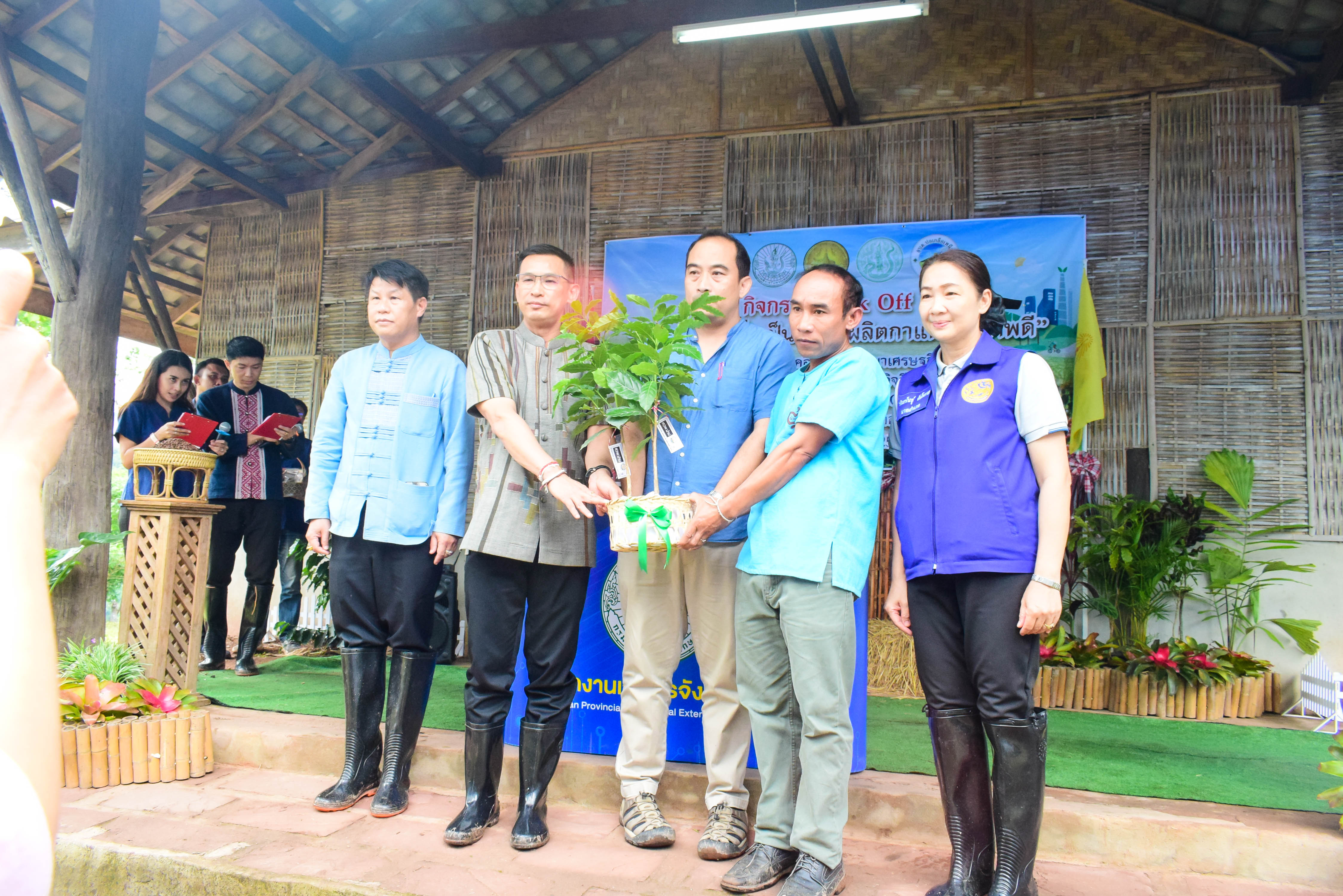 จังหวัดน่านจัดพิธีเปิดกิจกรรม Kick Off “ปลูกกาแฟเพื่อเป็นแหล่งผลิตกาแฟคุณภาพดี” เพื่อเป็นแหล่งผลิตกาแฟคุณภาพดี” ภายใต้นโยบาย BCG Model เพื่อสร้างการรับรู้ และประชาสัมพันธ์แหล่งผลิตกาแฟคุณภาพดีของจังหวัดน่าน