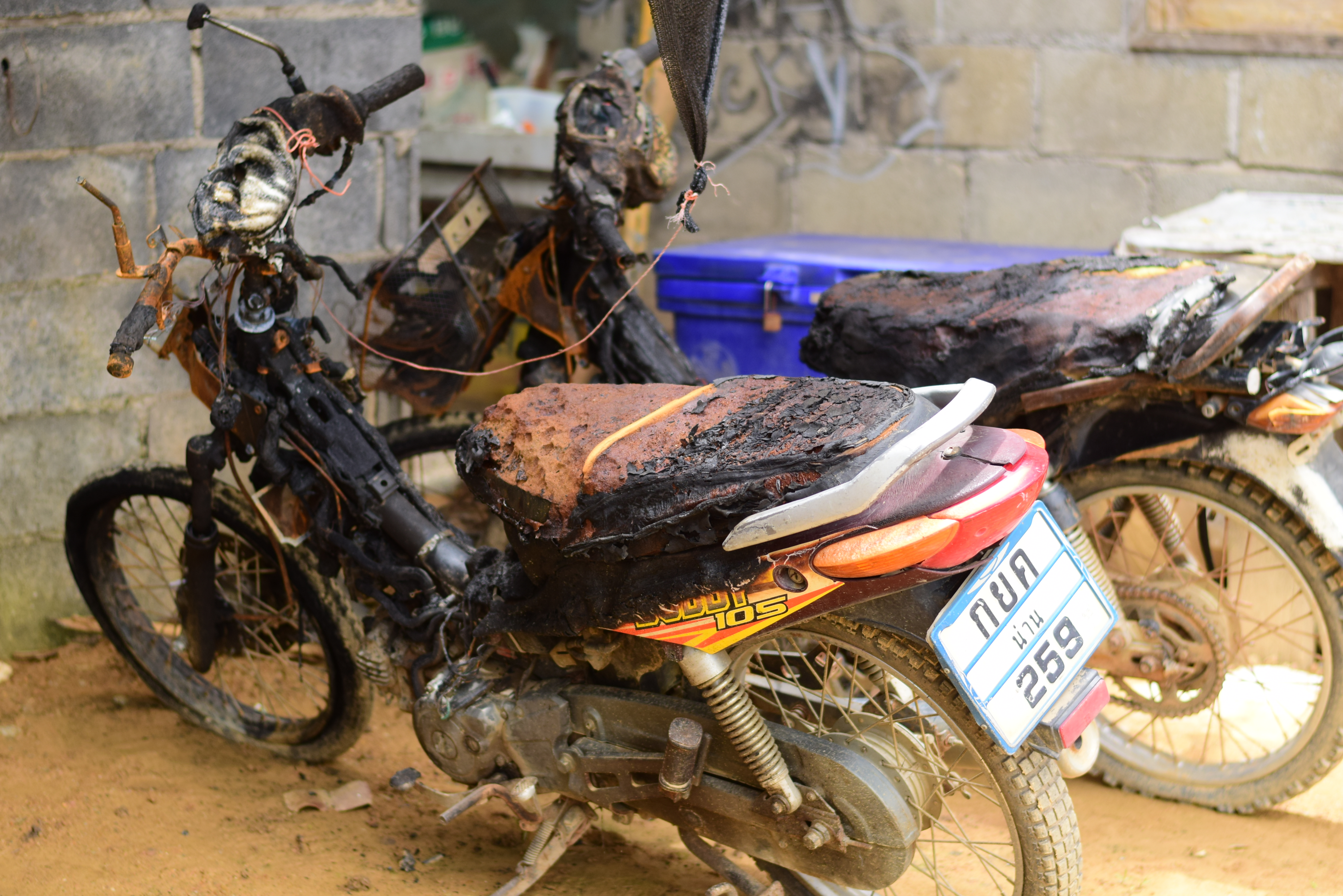 พช.น่าน มอบถุงยังชีพให้กำลังใจ ผู้นำ อช. อำเภอแม่จริม เหตุไฟไหม้ร้านซ่อมมอเตอร์ไชค์