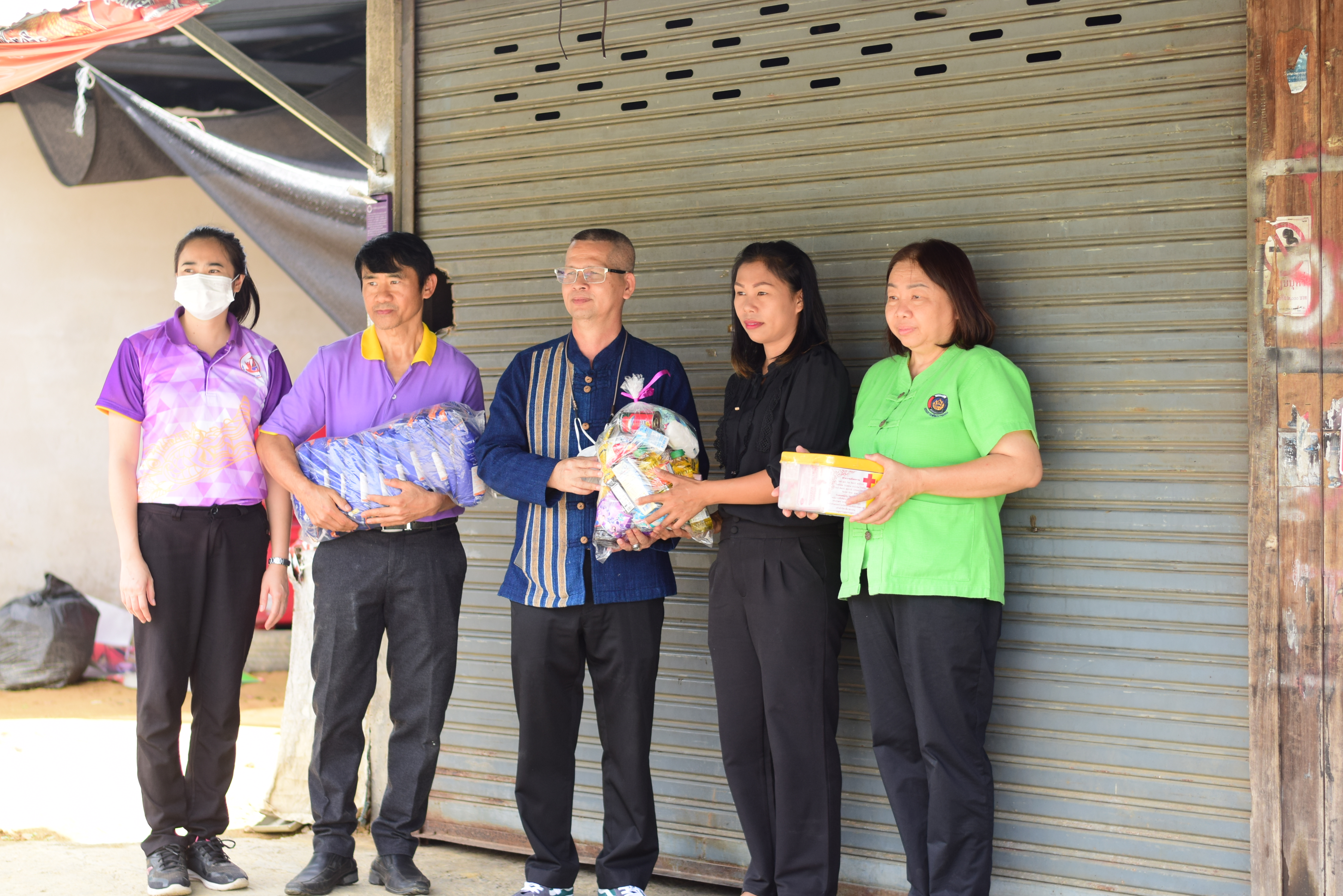 พช.น่าน มอบถุงยังชีพให้กำลังใจ ผู้นำ อช. อำเภอแม่จริม เหตุไฟไหม้ร้านซ่อมมอเตอร์ไชค์