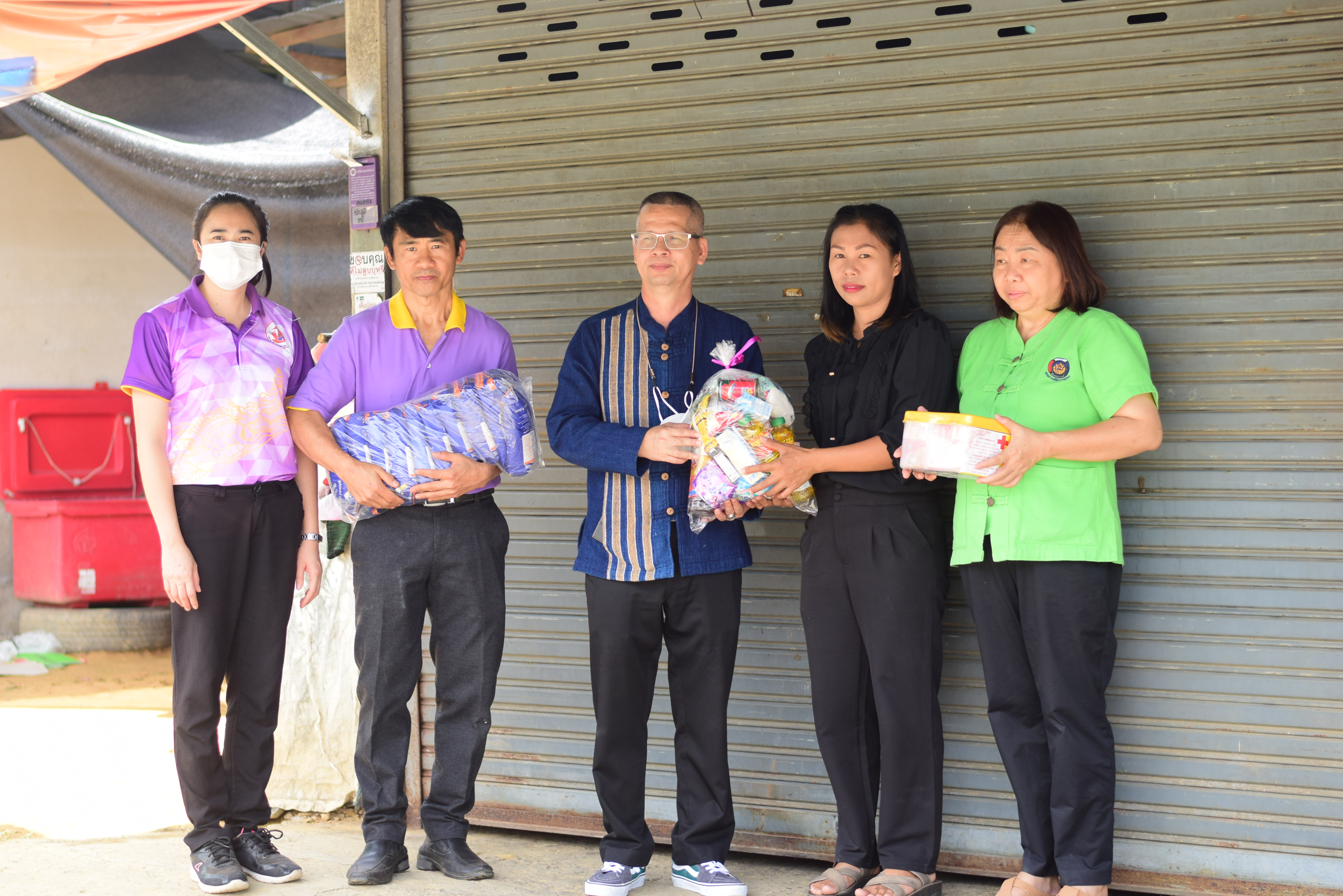 พช.น่าน มอบถุงยังชีพให้กำลังใจ ผู้นำ อช. อำเภอแม่จริม เหตุไฟไหม้ร้านซ่อมมอเตอร์ไชค์