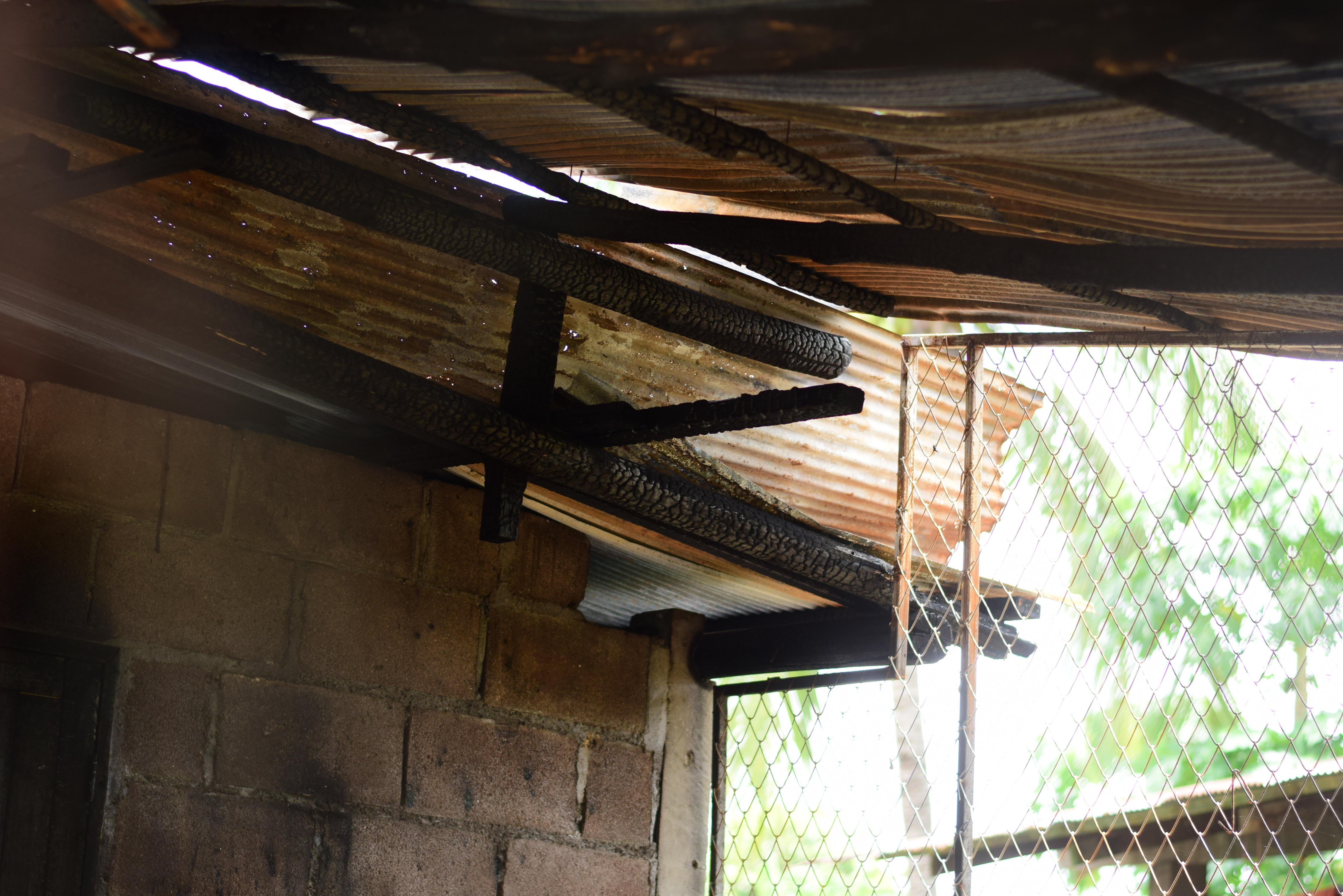 พช.น่าน มอบถุงยังชีพให้กำลังใจ ผู้นำ อช. อำเภอแม่จริม เหตุไฟไหม้ร้านซ่อมมอเตอร์ไชค์