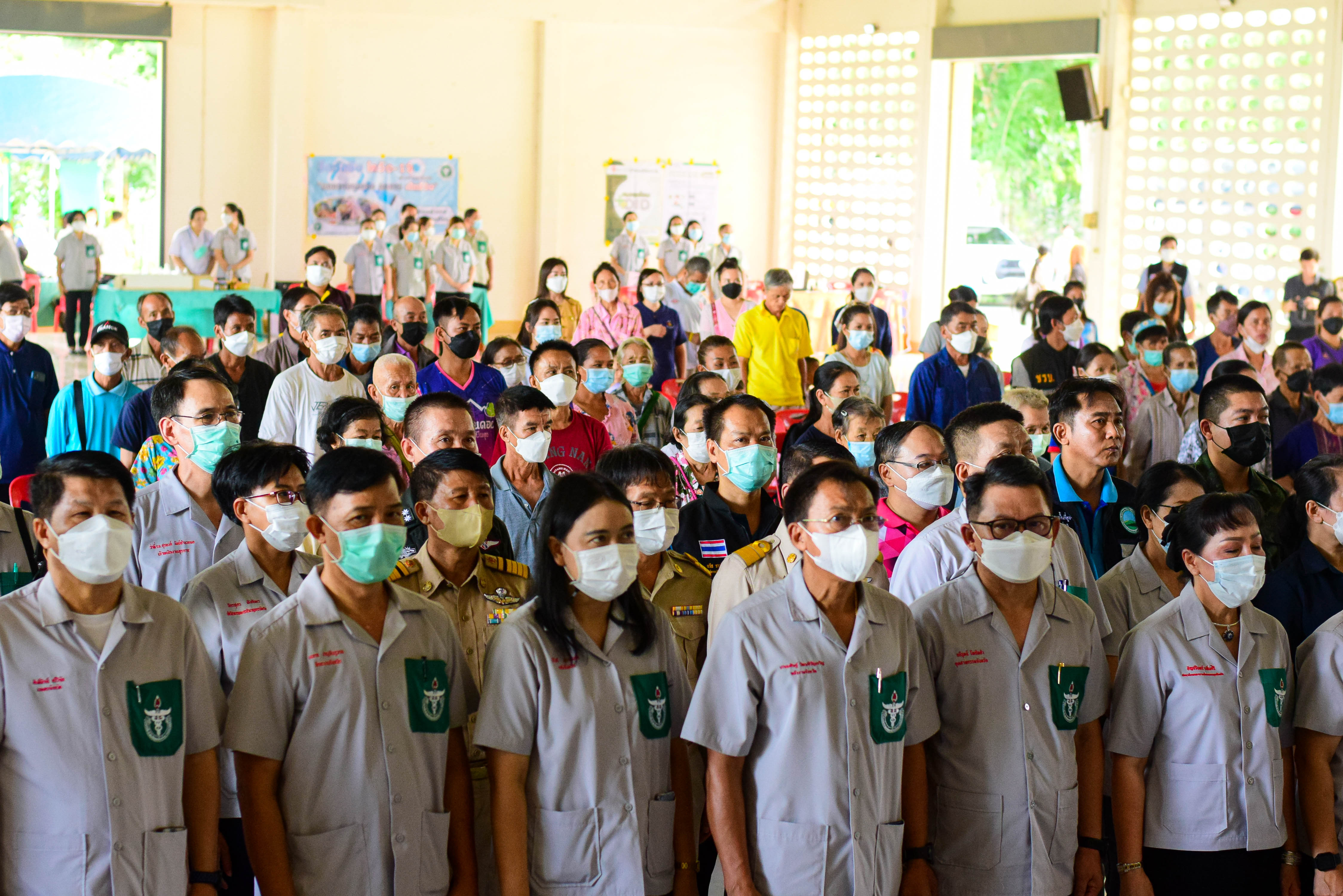 พช.น่าน : ร่วมกิจกรรมหน่วยแพทย์เคลื่อนที่ พอ.สว. และการหน่วยบำบัดทุกข์บำรุงสุขสร้างรอยยิ้มให้ประชาชน อำเภอสองแคว จังหวัดน่าน