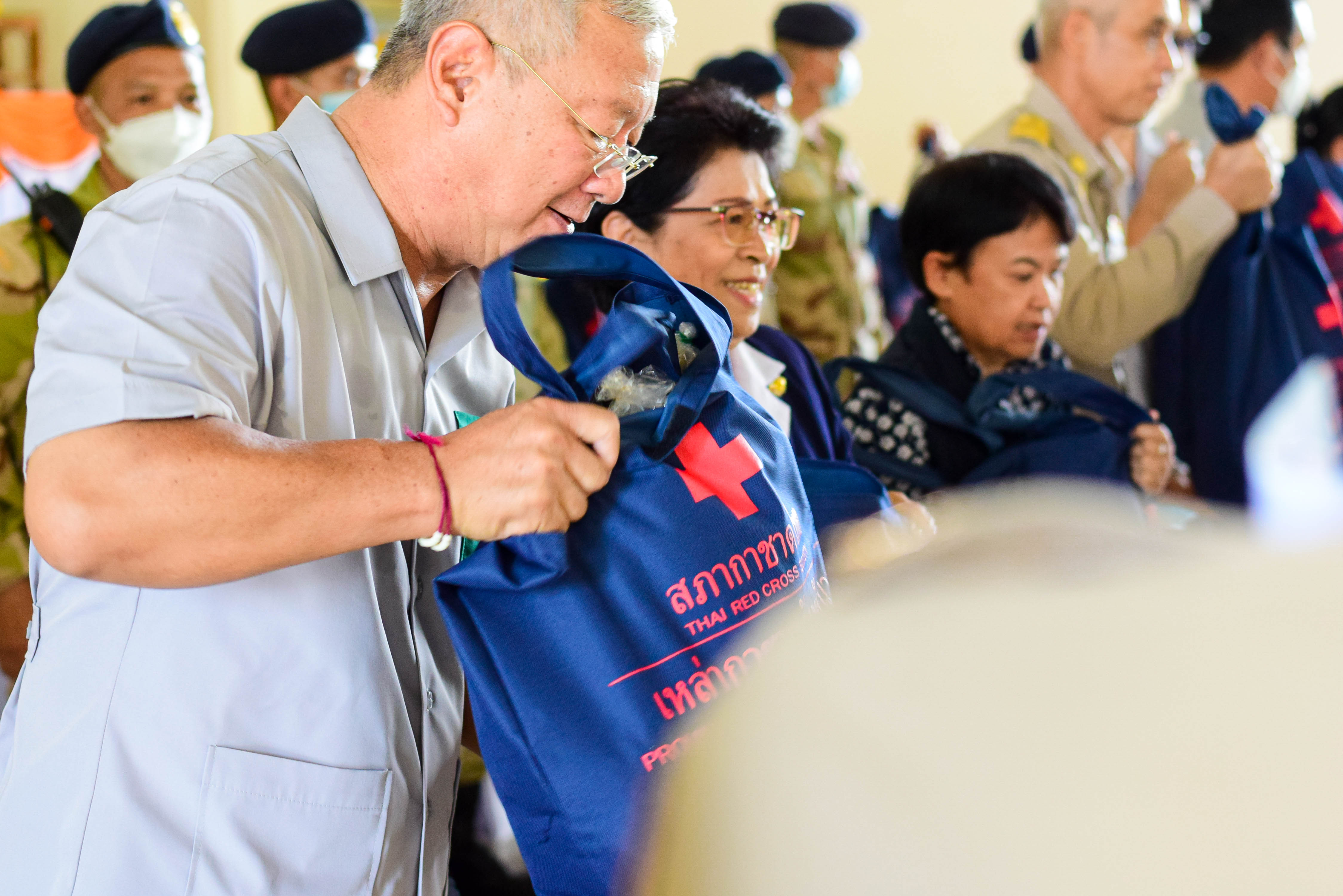 พช.น่าน : ร่วมกิจกรรมหน่วยแพทย์เคลื่อนที่ พอ.สว. และการหน่วยบำบัดทุกข์บำรุงสุขสร้างรอยยิ้มให้ประชาชน อำเภอสองแคว จังหวัดน่าน