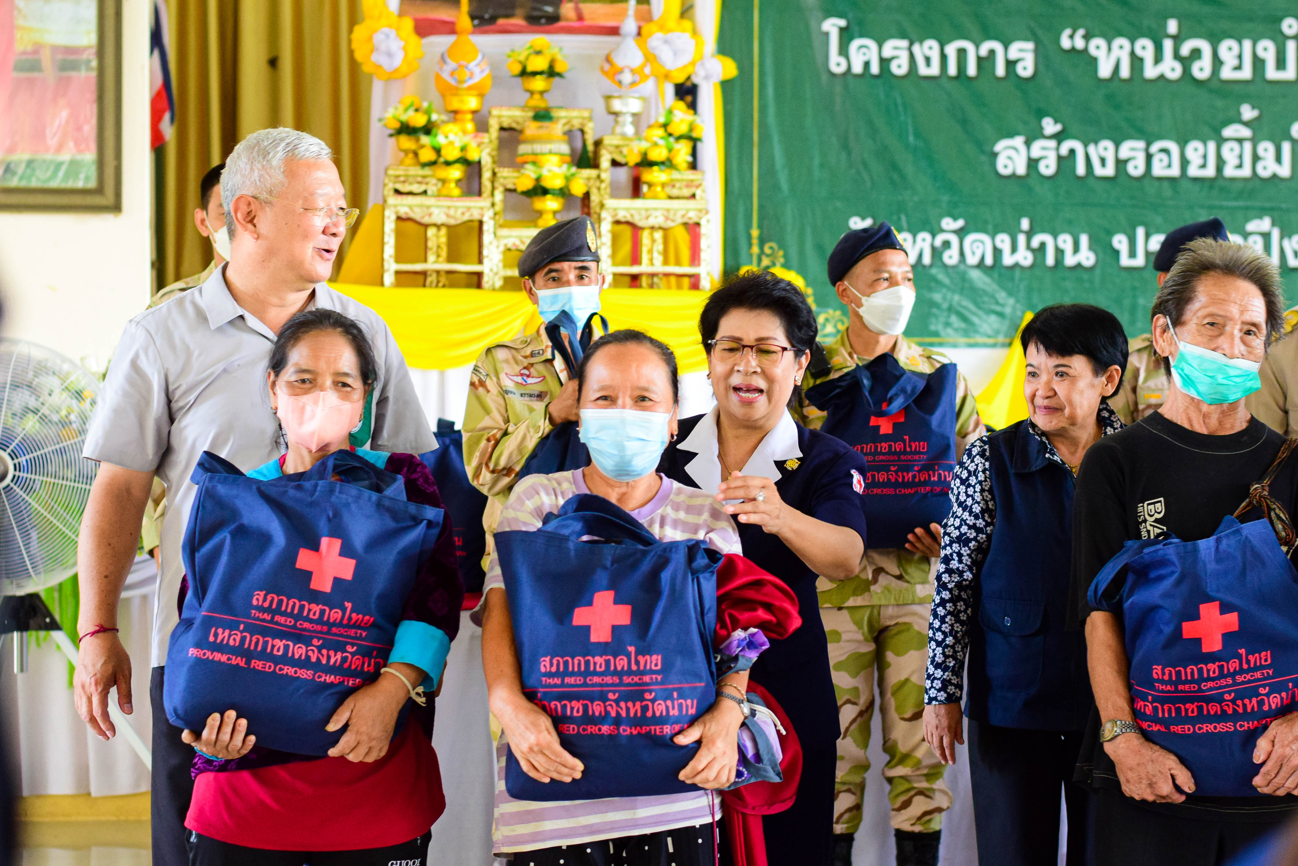 พช.น่าน : ร่วมกิจกรรมหน่วยแพทย์เคลื่อนที่ พอ.สว. และการหน่วยบำบัดทุกข์บำรุงสุขสร้างรอยยิ้มให้ประชาชน อำเภอสองแคว จังหวัดน่าน