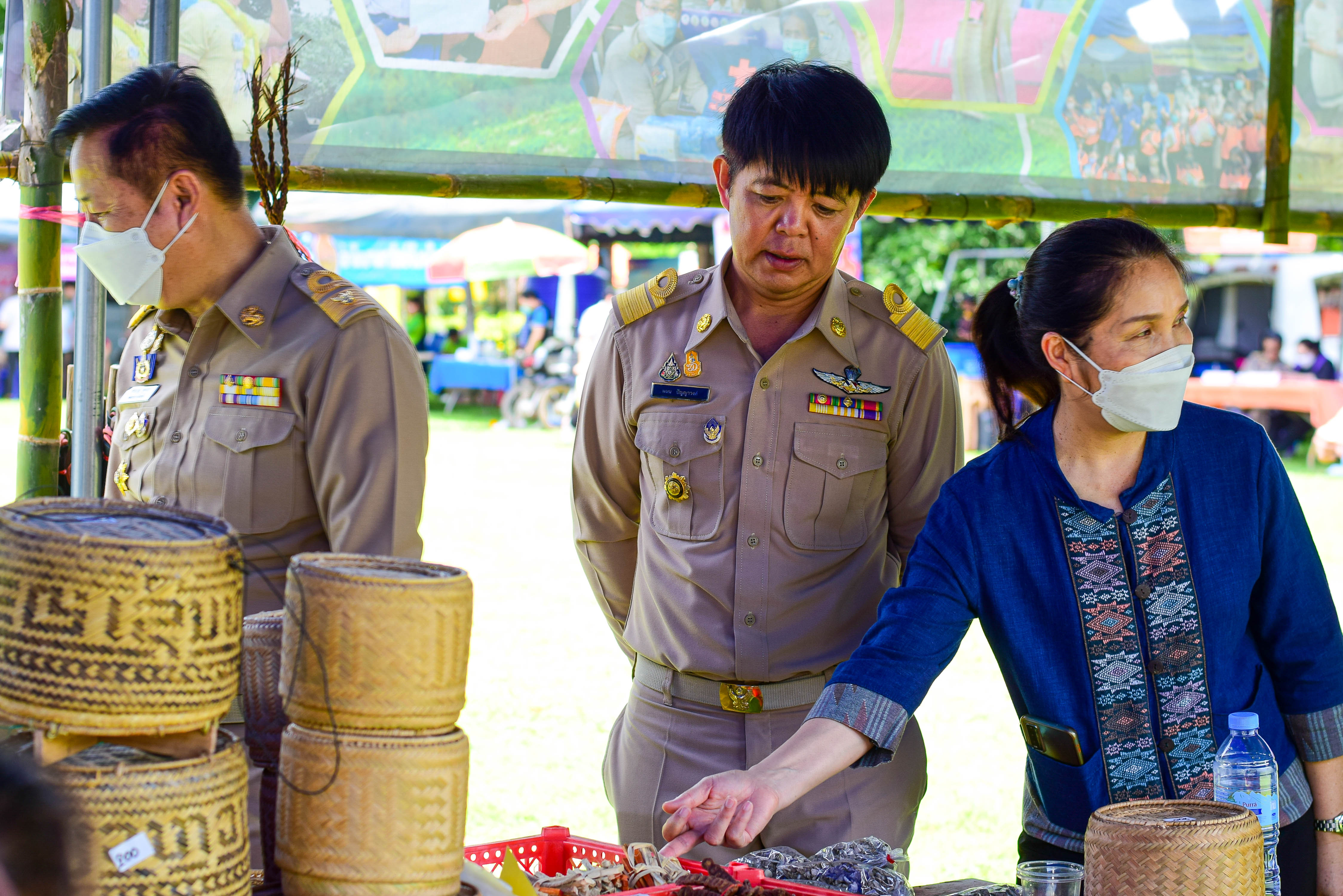 พช.น่าน : ร่วมกิจกรรมหน่วยแพทย์เคลื่อนที่ พอ.สว. และการหน่วยบำบัดทุกข์บำรุงสุขสร้างรอยยิ้มให้ประชาชน อำเภอสองแคว จังหวัดน่าน