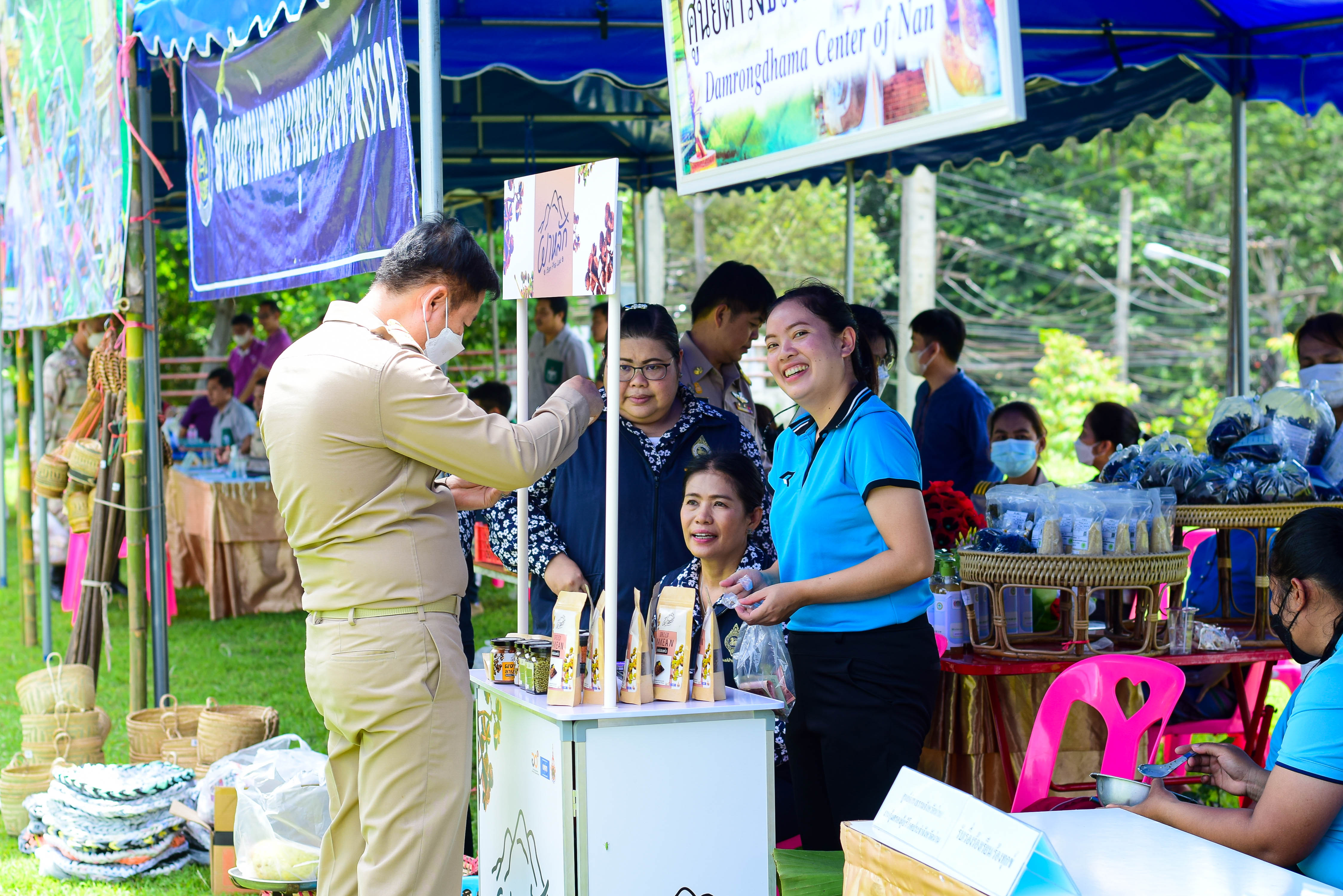 พช.น่าน : ร่วมกิจกรรมหน่วยแพทย์เคลื่อนที่ พอ.สว. และการหน่วยบำบัดทุกข์บำรุงสุขสร้างรอยยิ้มให้ประชาชน อำเภอสองแคว จังหวัดน่าน