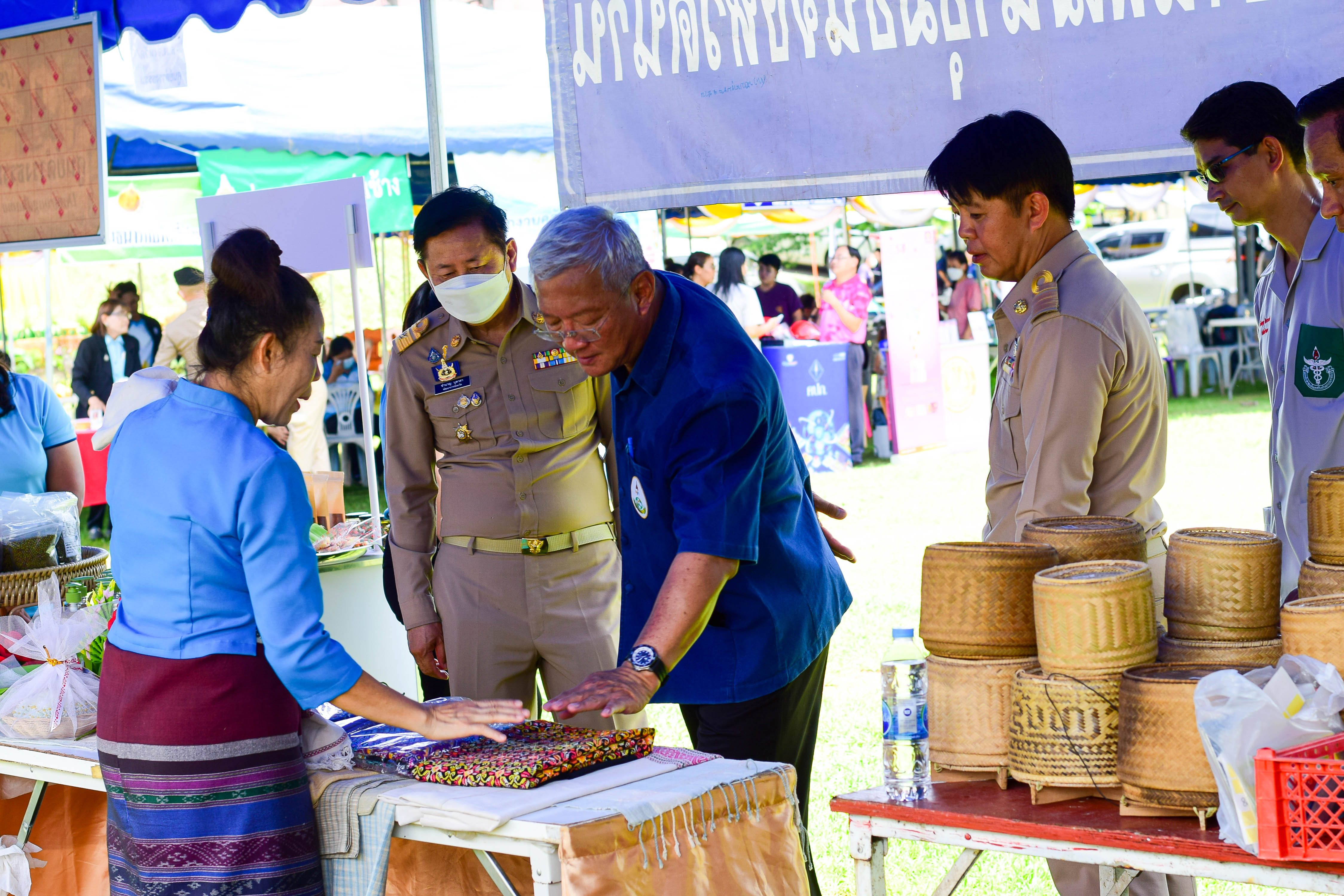 พช.น่าน : ร่วมกิจกรรมหน่วยแพทย์เคลื่อนที่ พอ.สว. และการหน่วยบำบัดทุกข์บำรุงสุขสร้างรอยยิ้มให้ประชาชน อำเภอสองแคว จังหวัดน่าน