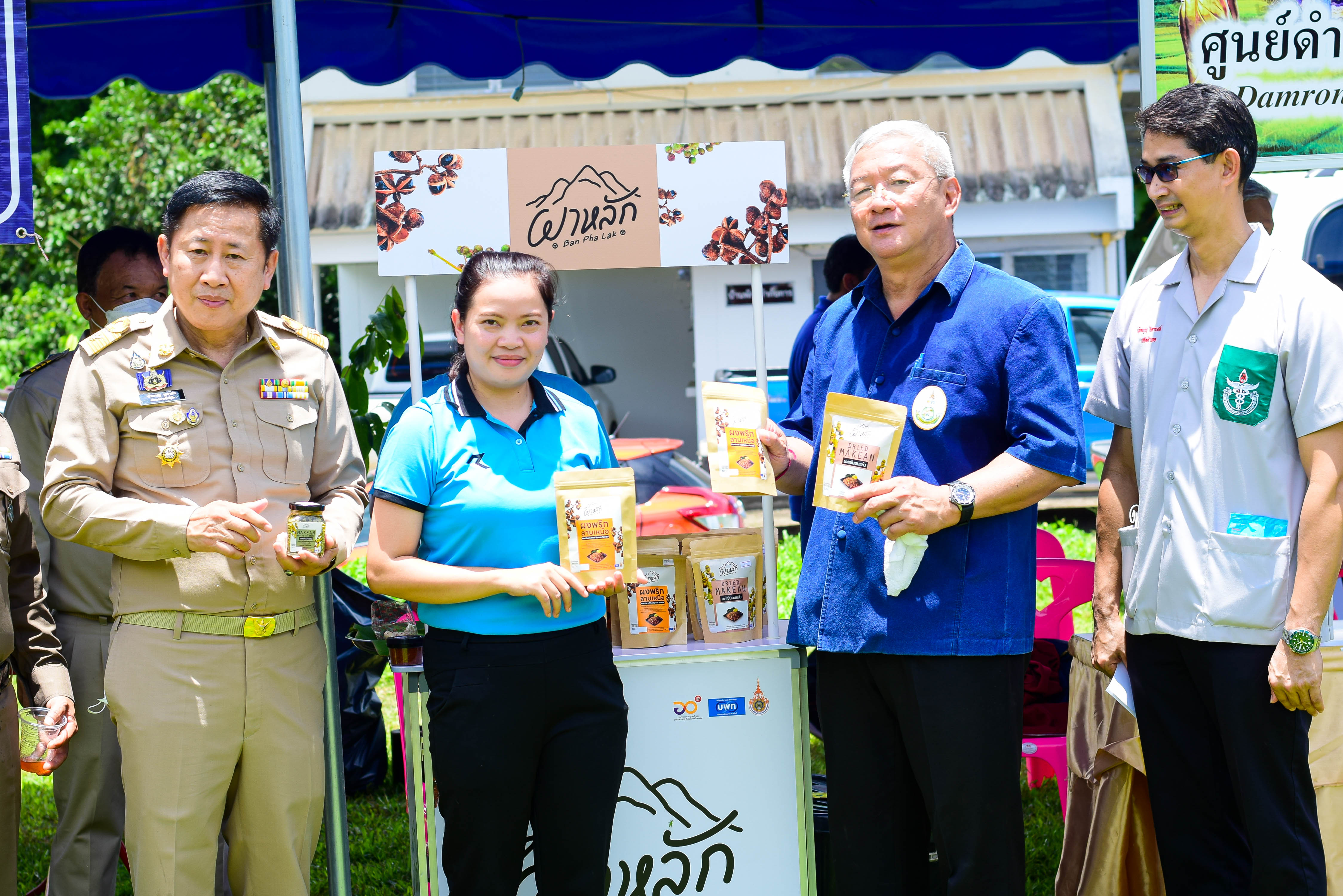 พช.น่าน : ร่วมกิจกรรมหน่วยแพทย์เคลื่อนที่ พอ.สว. และการหน่วยบำบัดทุกข์บำรุงสุขสร้างรอยยิ้มให้ประชาชน อำเภอสองแคว จังหวัดน่าน