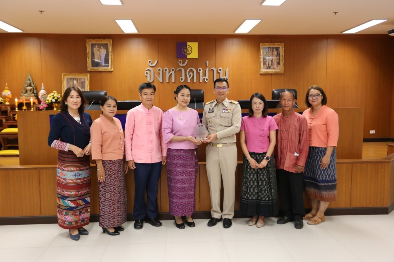 พช.น่าน : จังหวัดน่าน มอบโล่เกียรติคุณและประกาศเกียรติคุณเพื่อเชิดชูเกียรติผู้นำกิจกรรมพัฒนาชุมชนดีเด่น ตามโครงการคัดสรรกิจกรรมพัฒนาชุมชนดีเด่น ประจำปี 2566