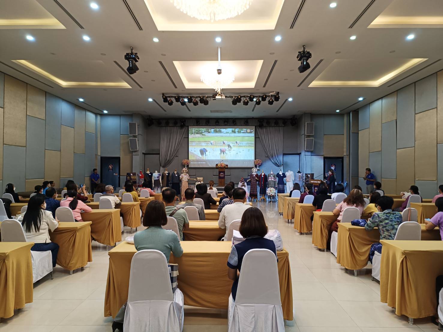 พช.น่าน : ดำเนินการพิจารณาคัดเลือกสุดยอดผลิตภัณฑ์ OTOP ตามโครงการส่งเสริมกระบวนการเครือข่ายองค์ความรู้ (Knowledge-Based OTOP : KBO) กิจกรรมที่ 2 พัฒนาผลิตภัณฑ์ OTOP โดยเครือข่ายองค์ความรู้ KBO จังหวัด ประจำปี พ.ศ.2566