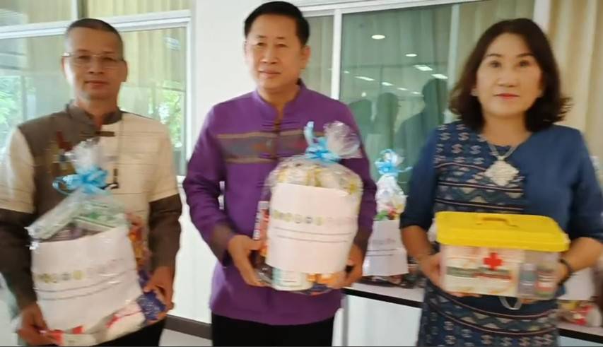 พช.น่าน : ศจพ.จ.น่าน มอบสิ่งของเครื่องอุปโภค/บริโภค แก่สำนักงานพัฒนาชุมชนอำเภอ เพื่อนำไปมอบแก่ครัวเรือนยากจน ที่ตกเกณฑ์ TPMAP