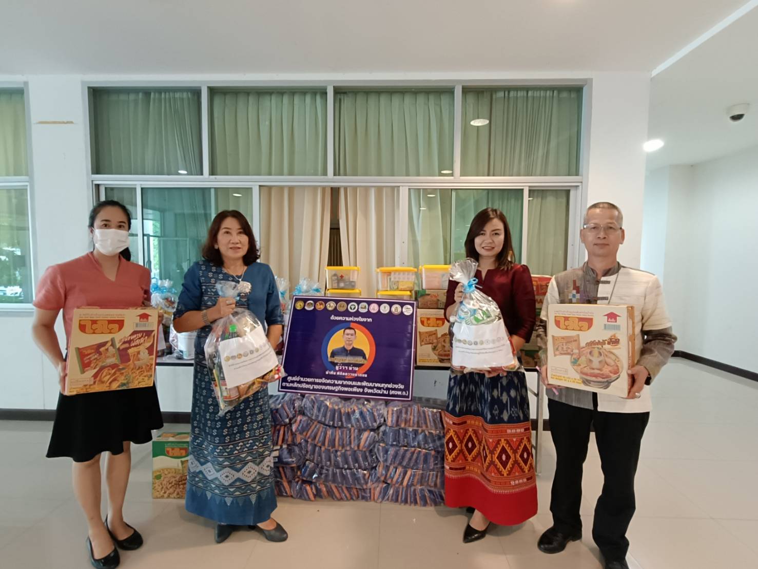 พช.น่าน : ศจพ.จ.น่าน มอบสิ่งของเครื่องอุปโภค/บริโภค แก่สำนักงานพัฒนาชุมชนอำเภอ เพื่อนำไปมอบแก่ครัวเรือนยากจน ที่ตกเกณฑ์ TPMAP