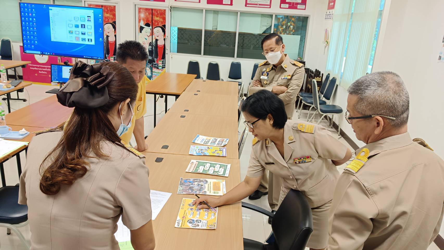 พช.น่าน : ประชุมพิจารณาคัดเลือกสื่อบทเรียนผลสำเร็จการขจัดความยากจนตามโครงการการสร้างนักขับเคลื่อนยุทธศาสตร์นำการเปลี่ยนแปลง ประจำปีงบประมาณ พ.ศ.2566