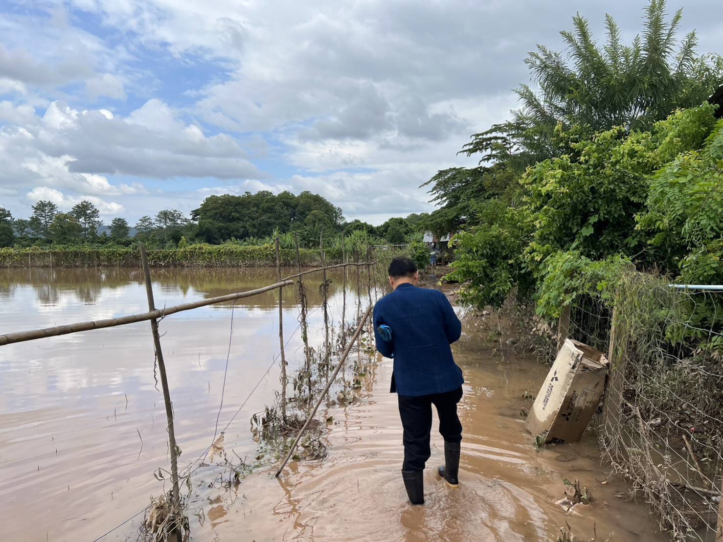 พช.น่าน : ติดตามเยี่ยมเยือน ให้กำลังใจครัวเรือนผู้ประสบอุทกภัย พื้นที่ต้นแบบการพัฒนาคุณภาพชีวิตตามหลักทฤษฎีใหม่ประยุกต์สู่ “โคก หนอง นา” อำเภอท่าวังผา จังหวัดน่าน