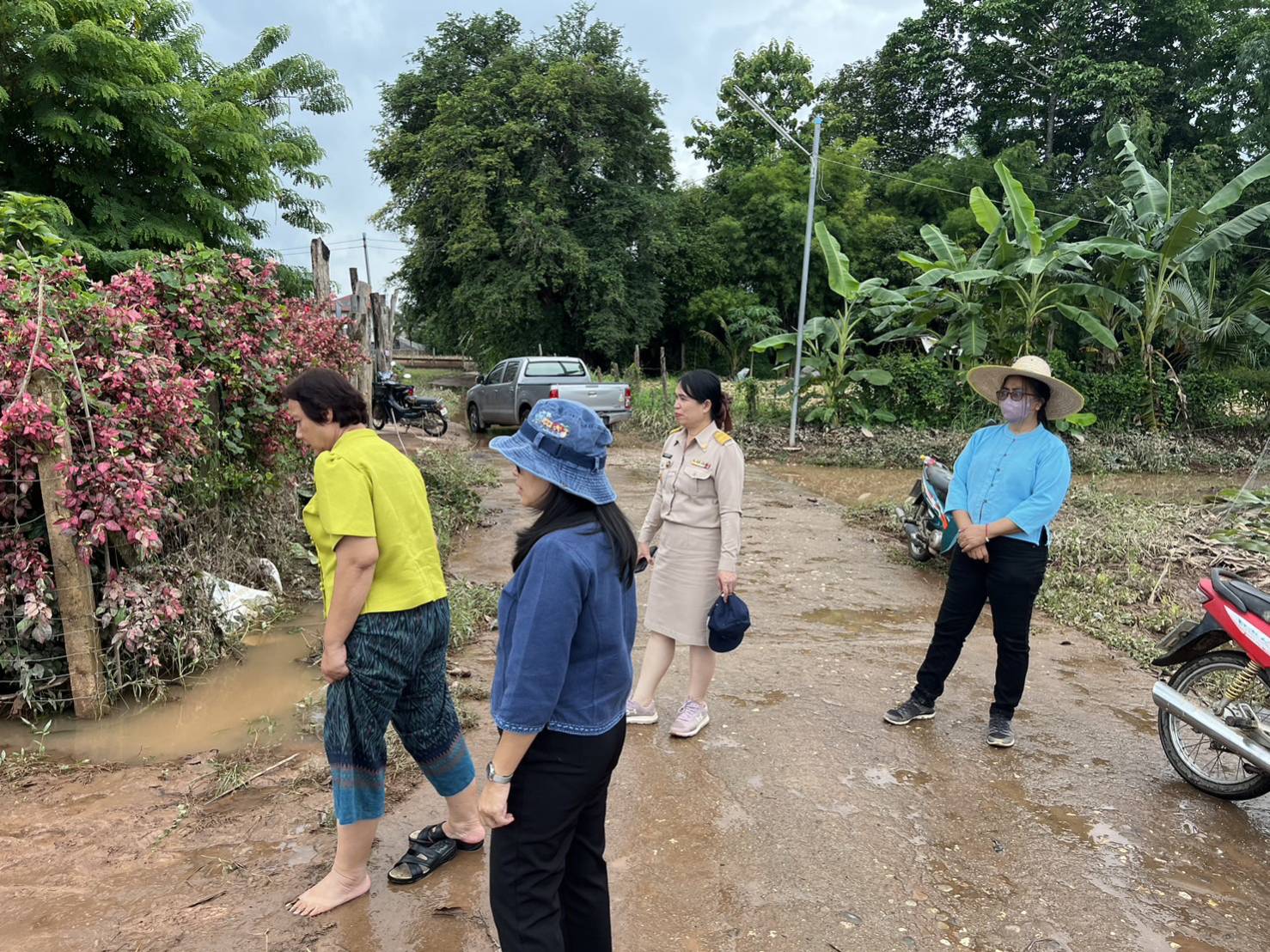 พช.น่าน : ติดตามเยี่ยมเยือน ให้กำลังใจครัวเรือนผู้ประสบอุทกภัย พื้นที่ต้นแบบการพัฒนาคุณภาพชีวิตตามหลักทฤษฎีใหม่ประยุกต์สู่ “โคก หนอง นา” อำเภอท่าวังผา จังหวัดน่าน