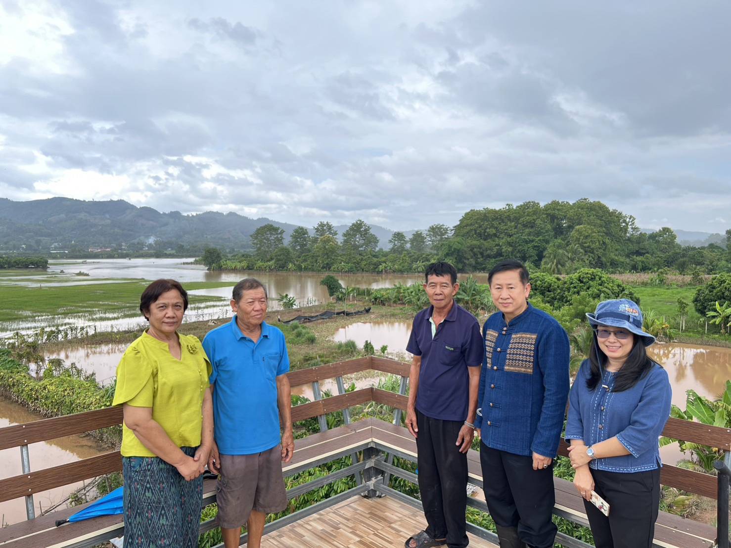 พช.น่าน : ติดตามเยี่ยมเยือน ให้กำลังใจครัวเรือนผู้ประสบอุทกภัย พื้นที่ต้นแบบการพัฒนาคุณภาพชีวิตตามหลักทฤษฎีใหม่ประยุกต์สู่ “โคก หนอง นา” อำเภอท่าวังผา จังหวัดน่าน