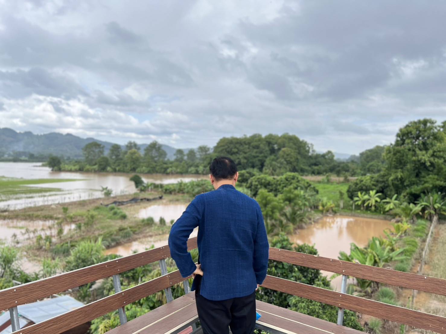 พช.น่าน : ติดตามเยี่ยมเยือน ให้กำลังใจครัวเรือนผู้ประสบอุทกภัย พื้นที่ต้นแบบการพัฒนาคุณภาพชีวิตตามหลักทฤษฎีใหม่ประยุกต์สู่ “โคก หนอง นา” อำเภอท่าวังผา จังหวัดน่าน