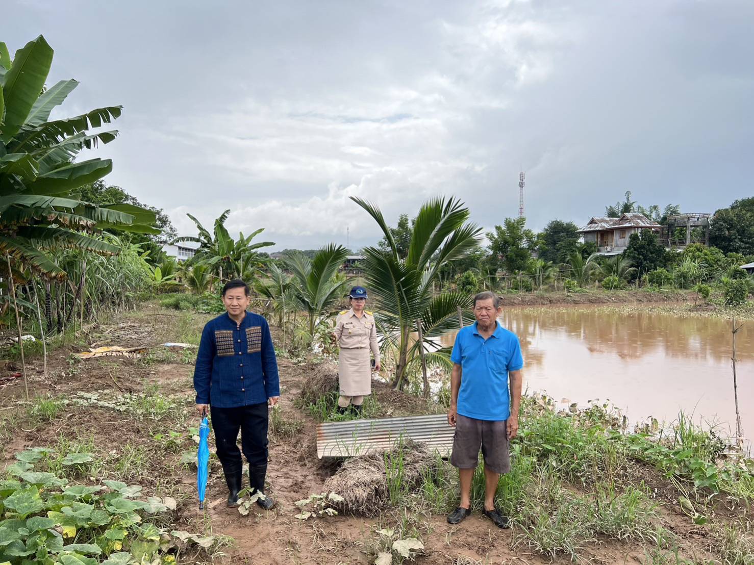 พช.น่าน : ติดตามเยี่ยมเยือน ให้กำลังใจครัวเรือนผู้ประสบอุทกภัย พื้นที่ต้นแบบการพัฒนาคุณภาพชีวิตตามหลักทฤษฎีใหม่ประยุกต์สู่ “โคก หนอง นา” อำเภอท่าวังผา จังหวัดน่าน