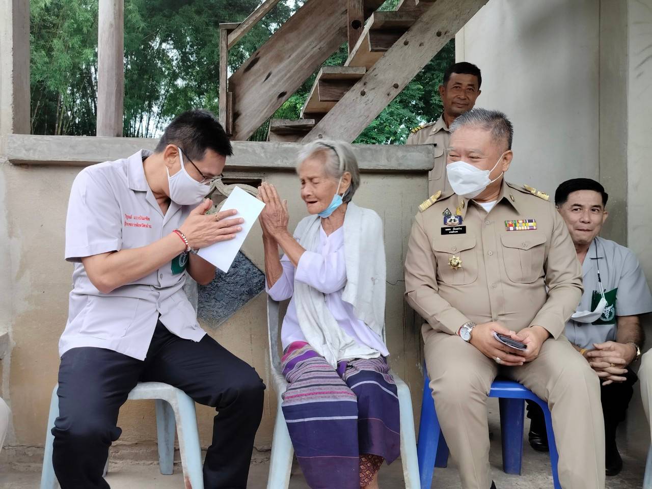 พช.น่าน : ผู้ว่าราชการจังหวัดน่าน เยี่ยมเยือนครัวเรือนยากจน ตามโครงการขจัดความยากจนและพัฒนาคนทุกช่วงวัยอย่างยั่งยืนด้วยหลักปรัชญาของเศรษฐกิจพอเพียง อำเภอเวียงสา จังหวัดน่าน