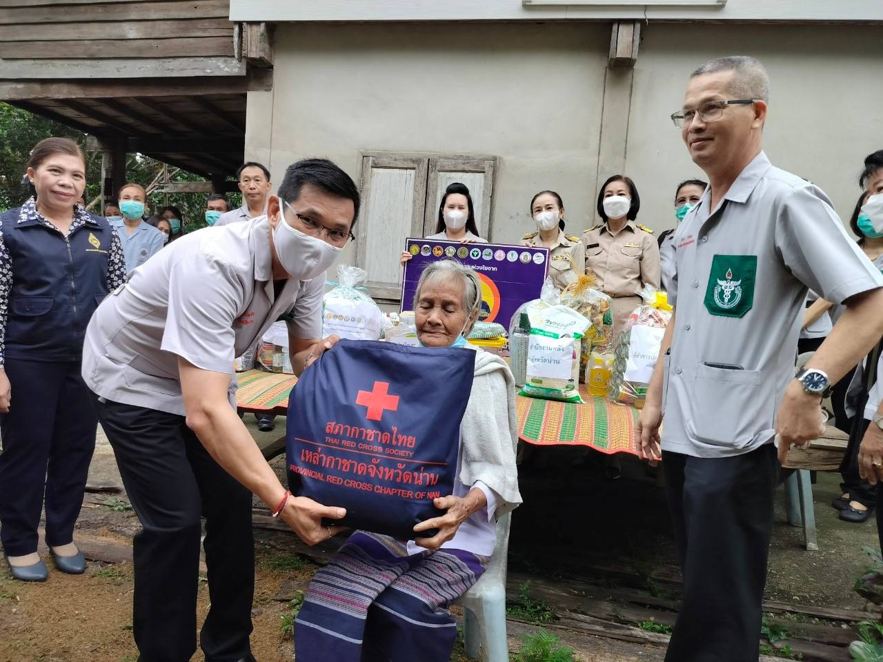 พช.น่าน : ผู้ว่าราชการจังหวัดน่าน เยี่ยมเยือนครัวเรือนยากจน ตามโครงการขจัดความยากจนและพัฒนาคนทุกช่วงวัยอย่างยั่งยืนด้วยหลักปรัชญาของเศรษฐกิจพอเพียง อำเภอเวียงสา จังหวัดน่าน