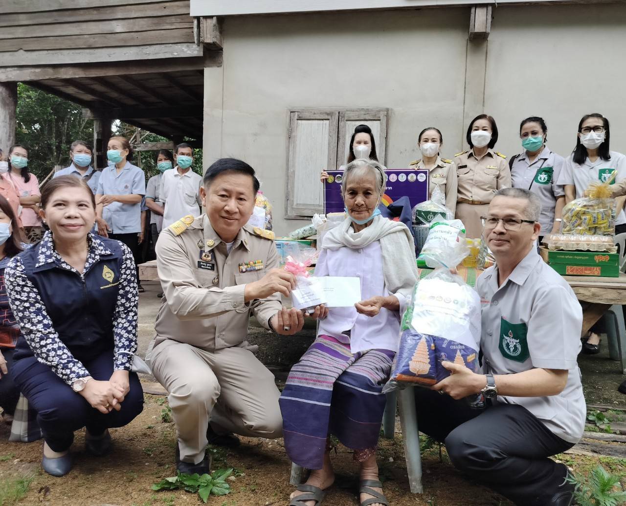 พช.น่าน : ผู้ว่าราชการจังหวัดน่าน เยี่ยมเยือนครัวเรือนยากจน ตามโครงการขจัดความยากจนและพัฒนาคนทุกช่วงวัยอย่างยั่งยืนด้วยหลักปรัชญาของเศรษฐกิจพอเพียง อำเภอเวียงสา จังหวัดน่าน