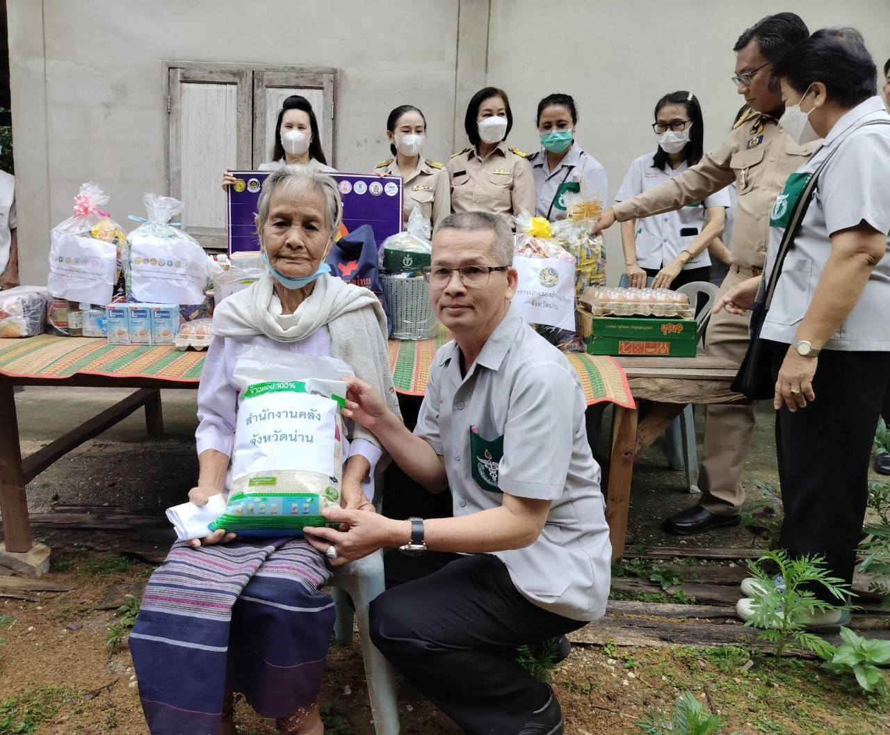 พช.น่าน : ผู้ว่าราชการจังหวัดน่าน เยี่ยมเยือนครัวเรือนยากจน ตามโครงการขจัดความยากจนและพัฒนาคนทุกช่วงวัยอย่างยั่งยืนด้วยหลักปรัชญาของเศรษฐกิจพอเพียง อำเภอเวียงสา จังหวัดน่าน