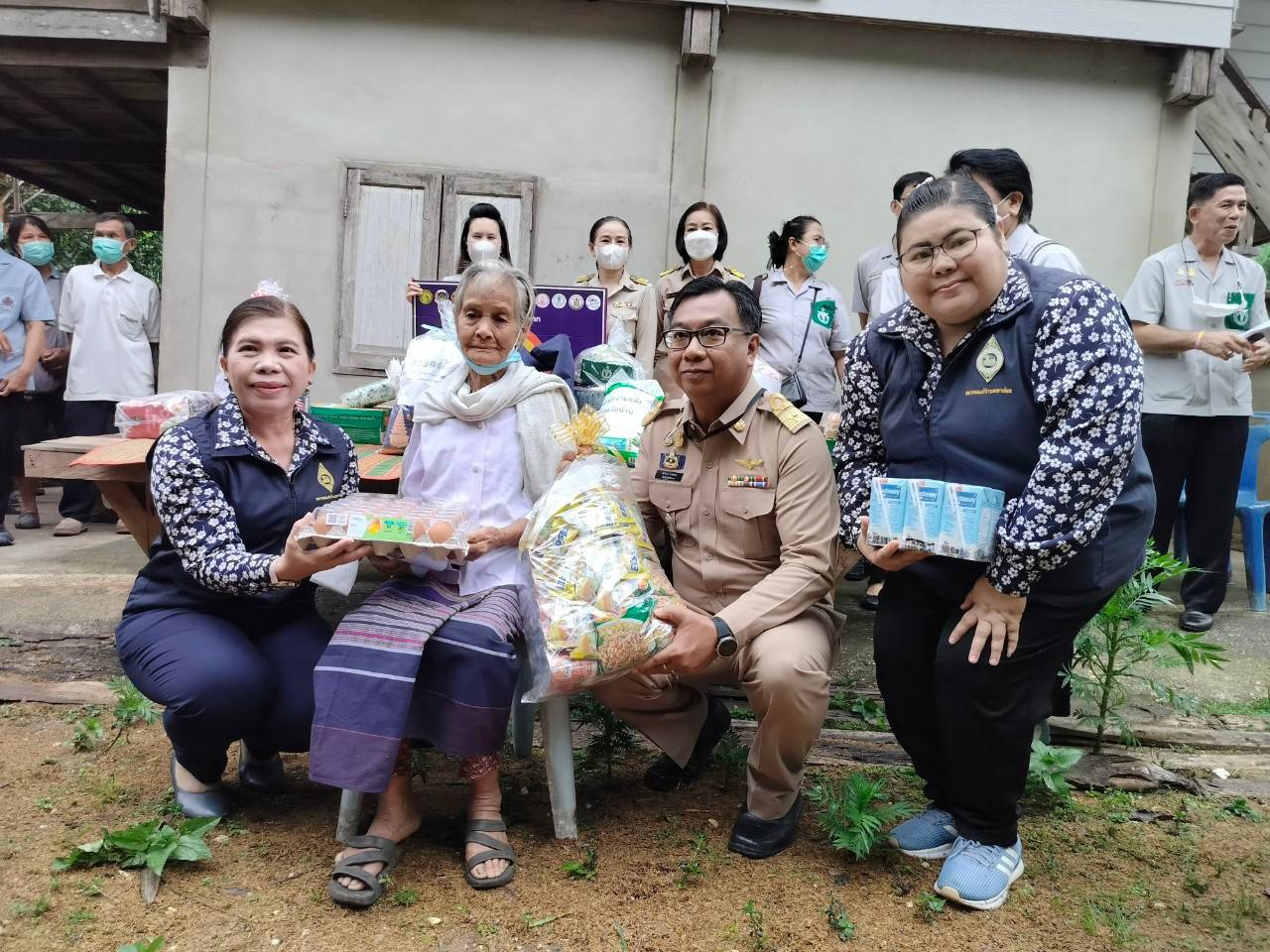 พช.น่าน : ผู้ว่าราชการจังหวัดน่าน เยี่ยมเยือนครัวเรือนยากจน ตามโครงการขจัดความยากจนและพัฒนาคนทุกช่วงวัยอย่างยั่งยืนด้วยหลักปรัชญาของเศรษฐกิจพอเพียง อำเภอเวียงสา จังหวัดน่าน