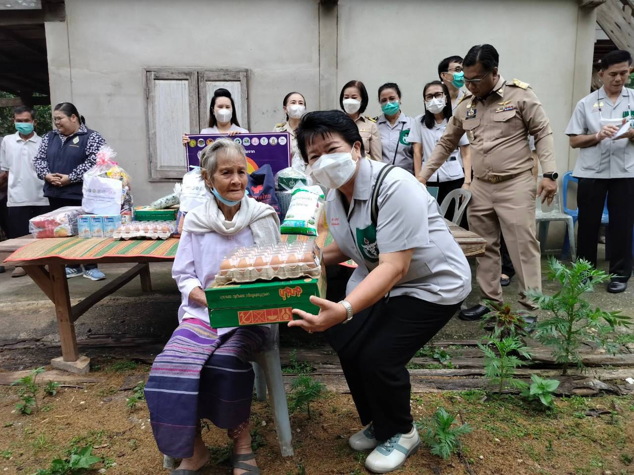 พช.น่าน : ผู้ว่าราชการจังหวัดน่าน เยี่ยมเยือนครัวเรือนยากจน ตามโครงการขจัดความยากจนและพัฒนาคนทุกช่วงวัยอย่างยั่งยืนด้วยหลักปรัชญาของเศรษฐกิจพอเพียง อำเภอเวียงสา จังหวัดน่าน