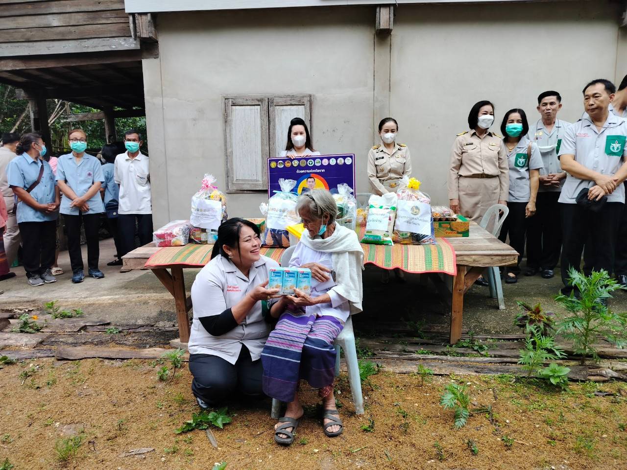 พช.น่าน : ผู้ว่าราชการจังหวัดน่าน เยี่ยมเยือนครัวเรือนยากจน ตามโครงการขจัดความยากจนและพัฒนาคนทุกช่วงวัยอย่างยั่งยืนด้วยหลักปรัชญาของเศรษฐกิจพอเพียง อำเภอเวียงสา จังหวัดน่าน
