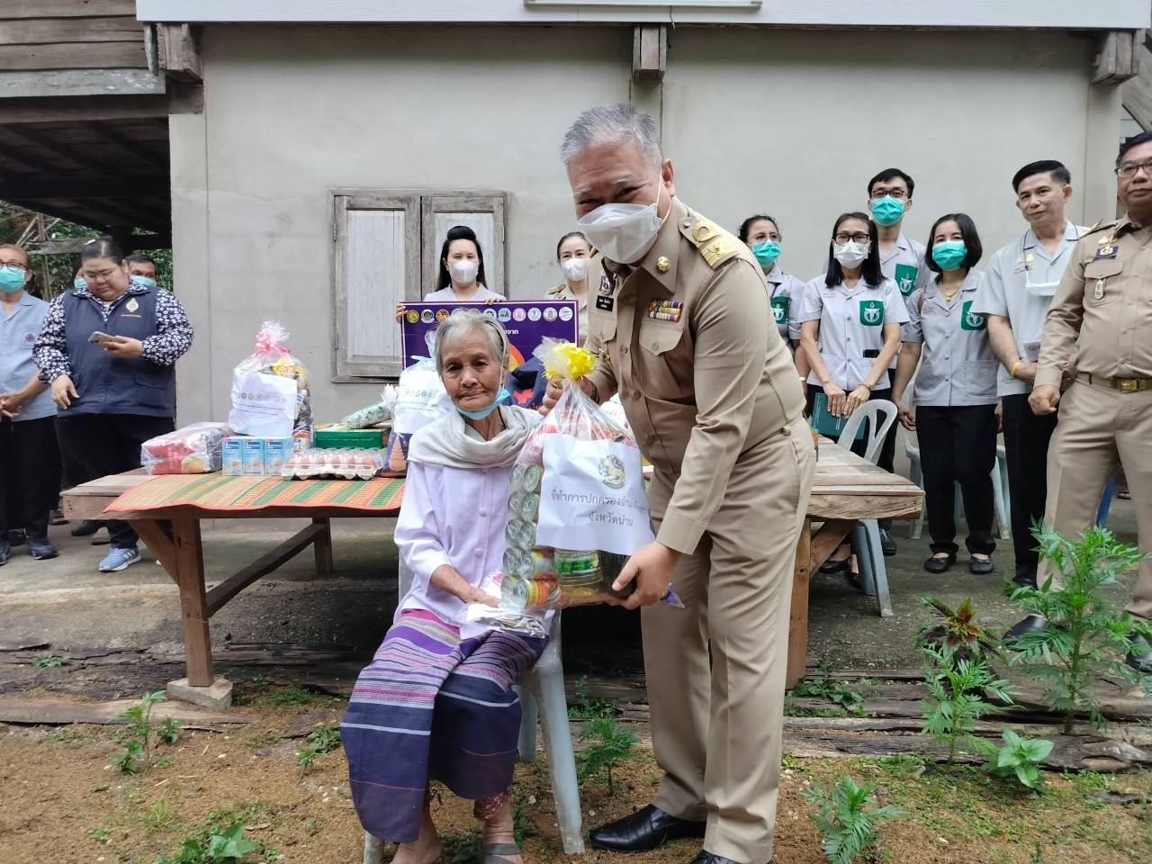 พช.น่าน : ผู้ว่าราชการจังหวัดน่าน เยี่ยมเยือนครัวเรือนยากจน ตามโครงการขจัดความยากจนและพัฒนาคนทุกช่วงวัยอย่างยั่งยืนด้วยหลักปรัชญาของเศรษฐกิจพอเพียง อำเภอเวียงสา จังหวัดน่าน