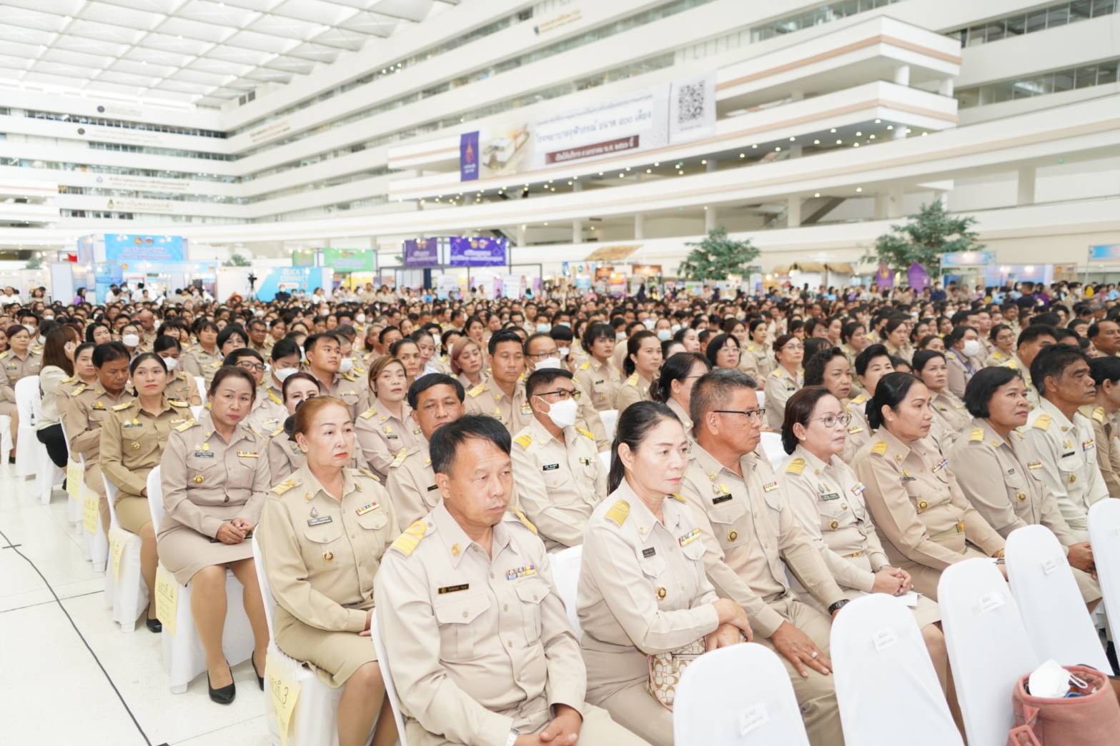 พช.น่าน : ข้าราชการและลูกจ้างประจำที่ครบเกษียณอายุราชการ เข้ารับมอบรางวัลแห่งเกียรติยศเชิดชูเกียรติฯ ประจำปีงบประมาณ พ.ศ. 2566 ในงานแสดงผลสำเร็จของการพัฒนา วันพัฒนาชุมชน ครั้งที่ 12 ปี 2566 (CD DAY 2023)