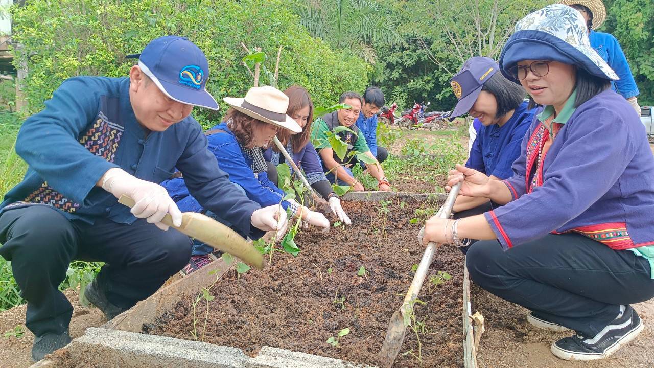 📣พช.น่าน : จัดกิจกรรมเอามื้อสามัคคี “พัฒนาพื้นที่ต้นแบบ รักษ์สิ่งแวดล้อม” ตามโครงการโคก หนอง นา วิถีน่าน พอเพียงสู่ความยั่งยืน ครั้งที่ 5/2566 พื้นที่ตำบลบ่อแก้ว อำเภอนาหมื่น จังหวัดน่าน