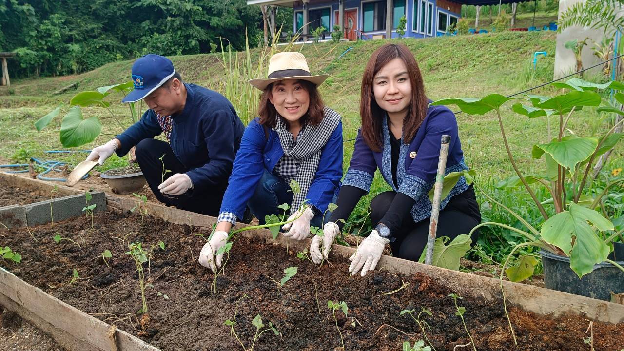 📣พช.น่าน : จัดกิจกรรมเอามื้อสามัคคี “พัฒนาพื้นที่ต้นแบบ รักษ์สิ่งแวดล้อม” ตามโครงการโคก หนอง นา วิถีน่าน พอเพียงสู่ความยั่งยืน ครั้งที่ 5/2566 พื้นที่ตำบลบ่อแก้ว อำเภอนาหมื่น จังหวัดน่าน