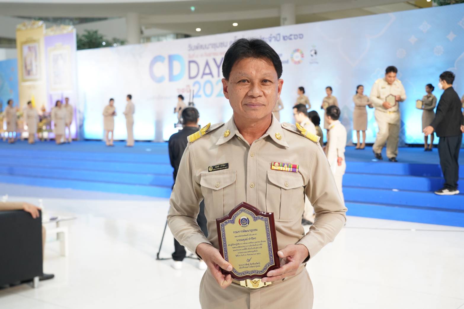 พช.น่าน : ข้าราชการและลูกจ้างประจำที่ครบเกษียณอายุราชการ เข้ารับมอบรางวัลแห่งเกียรติยศเชิดชูเกียรติฯ ประจำปีงบประมาณ พ.ศ. 2566 ในงานแสดงผลสำเร็จของการพัฒนา วันพัฒนาชุมชน ครั้งที่ 12 ปี 2566 (CD DAY 2023)