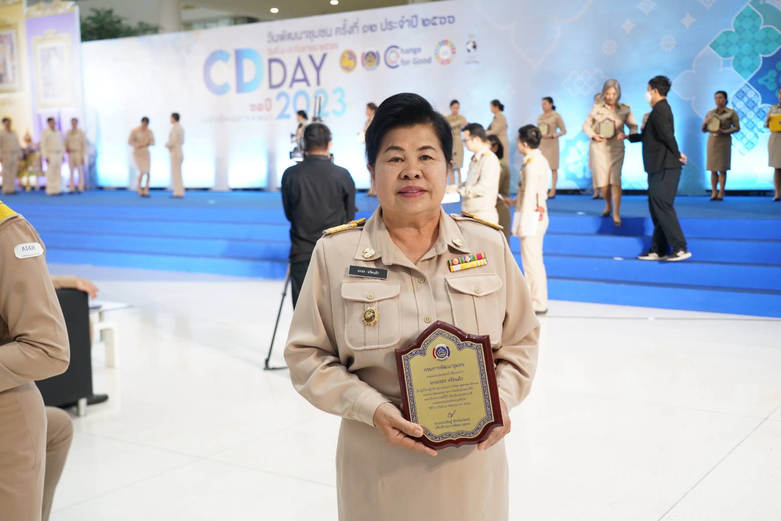 พช.น่าน : ข้าราชการและลูกจ้างประจำที่ครบเกษียณอายุราชการ เข้ารับมอบรางวัลแห่งเกียรติยศเชิดชูเกียรติฯ ประจำปีงบประมาณ พ.ศ. 2566 ในงานแสดงผลสำเร็จของการพัฒนา วันพัฒนาชุมชน ครั้งที่ 12 ปี 2566 (CD DAY 2023)