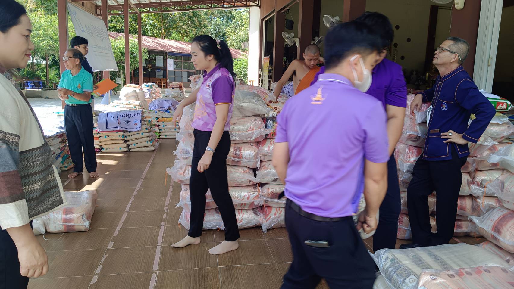 พช.น่าน : รับมอบข้าวสาร ผ้าป่าเจดีย์ข้าวสาร มหาสังฆทานช่วยเหลือสังคม ปีที่ 6 เพื่อนำไปแจกให้ครัวเรือนเปราะบาง และครัวเรือนตกเกณฑ์ TPMAP