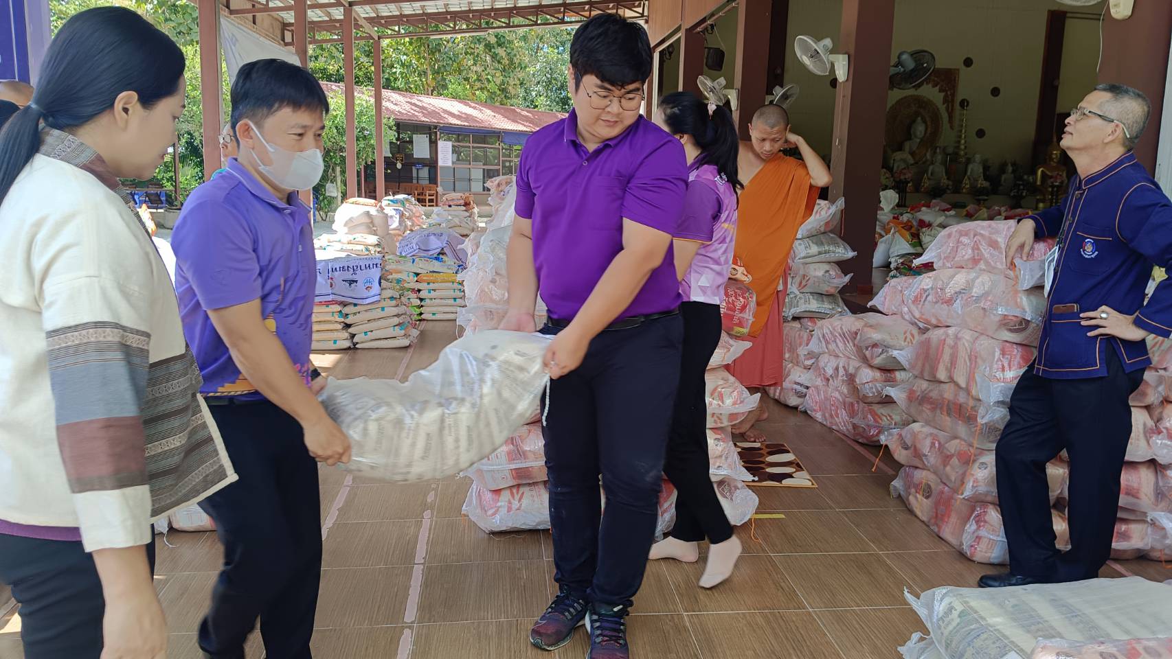 พช.น่าน : รับมอบข้าวสาร ผ้าป่าเจดีย์ข้าวสาร มหาสังฆทานช่วยเหลือสังคม ปีที่ 6 เพื่อนำไปแจกให้ครัวเรือนเปราะบาง และครัวเรือนตกเกณฑ์ TPMAP