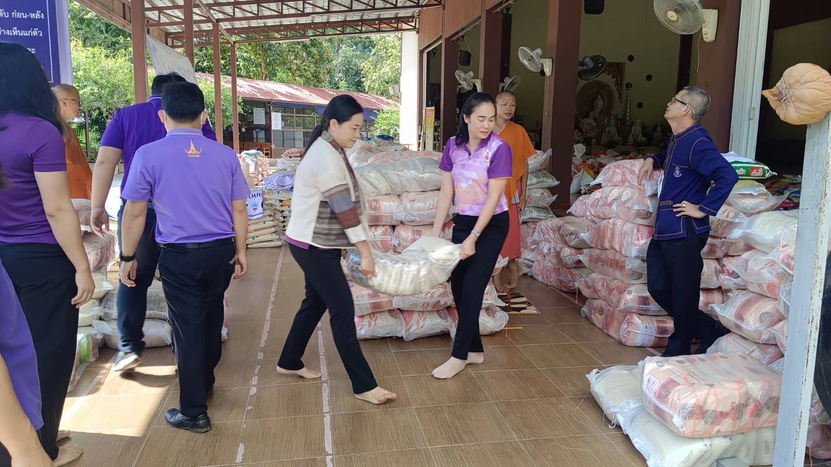 พช.น่าน : รับมอบข้าวสาร ผ้าป่าเจดีย์ข้าวสาร มหาสังฆทานช่วยเหลือสังคม ปีที่ 6 เพื่อนำไปแจกให้ครัวเรือนเปราะบาง และครัวเรือนตกเกณฑ์ TPMAP