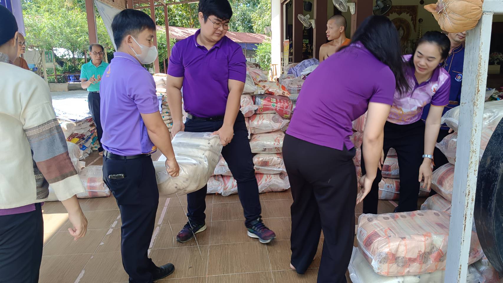 พช.น่าน : รับมอบข้าวสาร ผ้าป่าเจดีย์ข้าวสาร มหาสังฆทานช่วยเหลือสังคม ปีที่ 6 เพื่อนำไปแจกให้ครัวเรือนเปราะบาง และครัวเรือนตกเกณฑ์ TPMAP