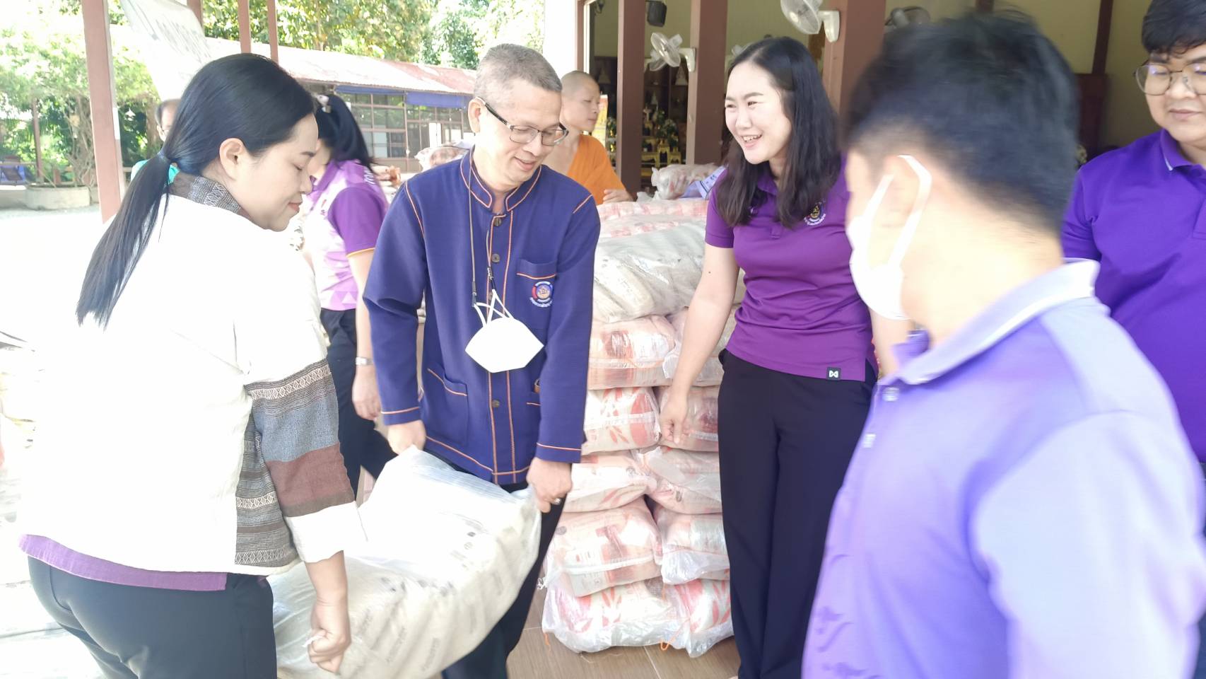 พช.น่าน : รับมอบข้าวสาร ผ้าป่าเจดีย์ข้าวสาร มหาสังฆทานช่วยเหลือสังคม ปีที่ 6 เพื่อนำไปแจกให้ครัวเรือนเปราะบาง และครัวเรือนตกเกณฑ์ TPMAP