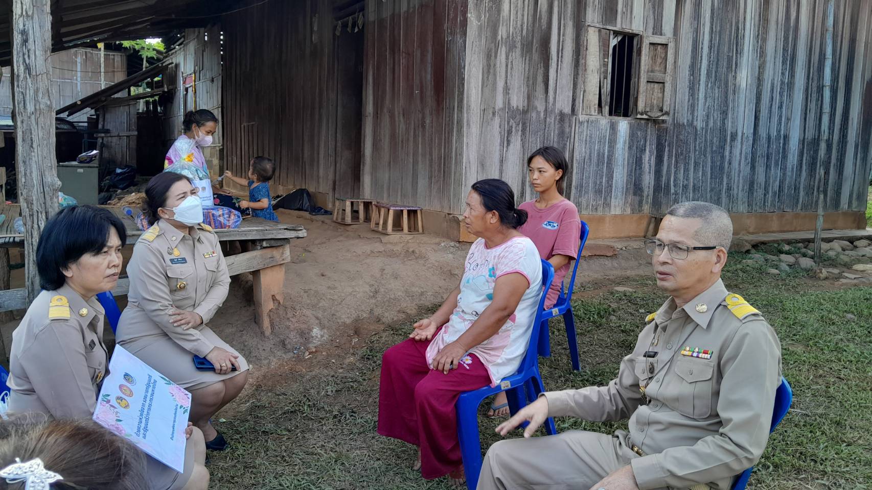 พช. น่าน ลงพื้นที่นำความห่วงใยจากรองนายกรัฐมนตรีและรัฐมนตรีว่าการกระทรวงมหาดไทย เยี่ยมครอบครัวผู้ประสบภัยจากสงครามในอิสราเอล ในพื้นที่อำเภอปัว จังหวัดน่าน