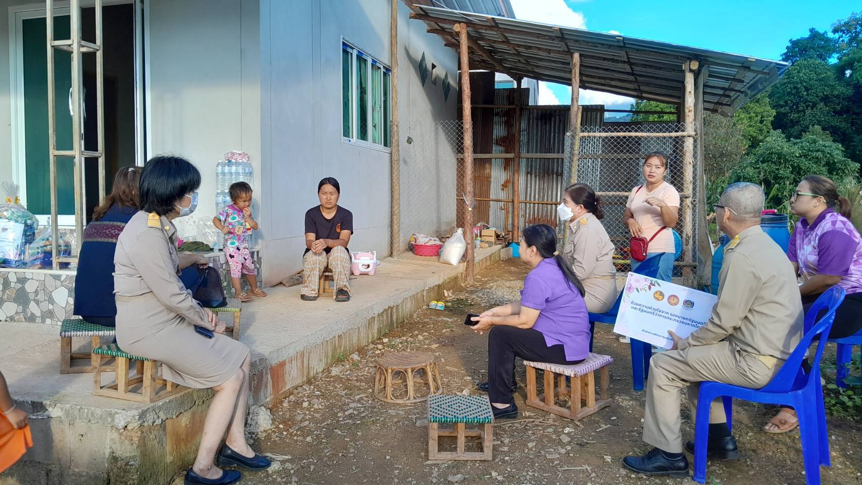พช. น่าน ลงพื้นที่นำความห่วงใยจากรองนายกรัฐมนตรีและรัฐมนตรีว่าการกระทรวงมหาดไทย เยี่ยมครอบครัวผู้ประสบภัยจากสงครามในอิสราเอล ในพื้นที่อำเภอปัว จังหวัดน่าน