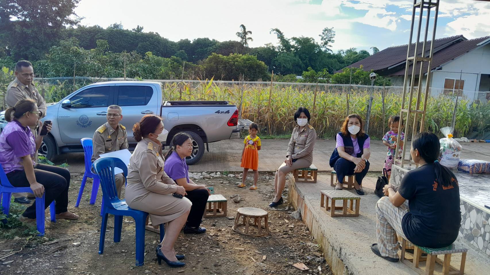 พช. น่าน ลงพื้นที่นำความห่วงใยจากรองนายกรัฐมนตรีและรัฐมนตรีว่าการกระทรวงมหาดไทย เยี่ยมครอบครัวผู้ประสบภัยจากสงครามในอิสราเอล ในพื้นที่อำเภอปัว จังหวัดน่าน