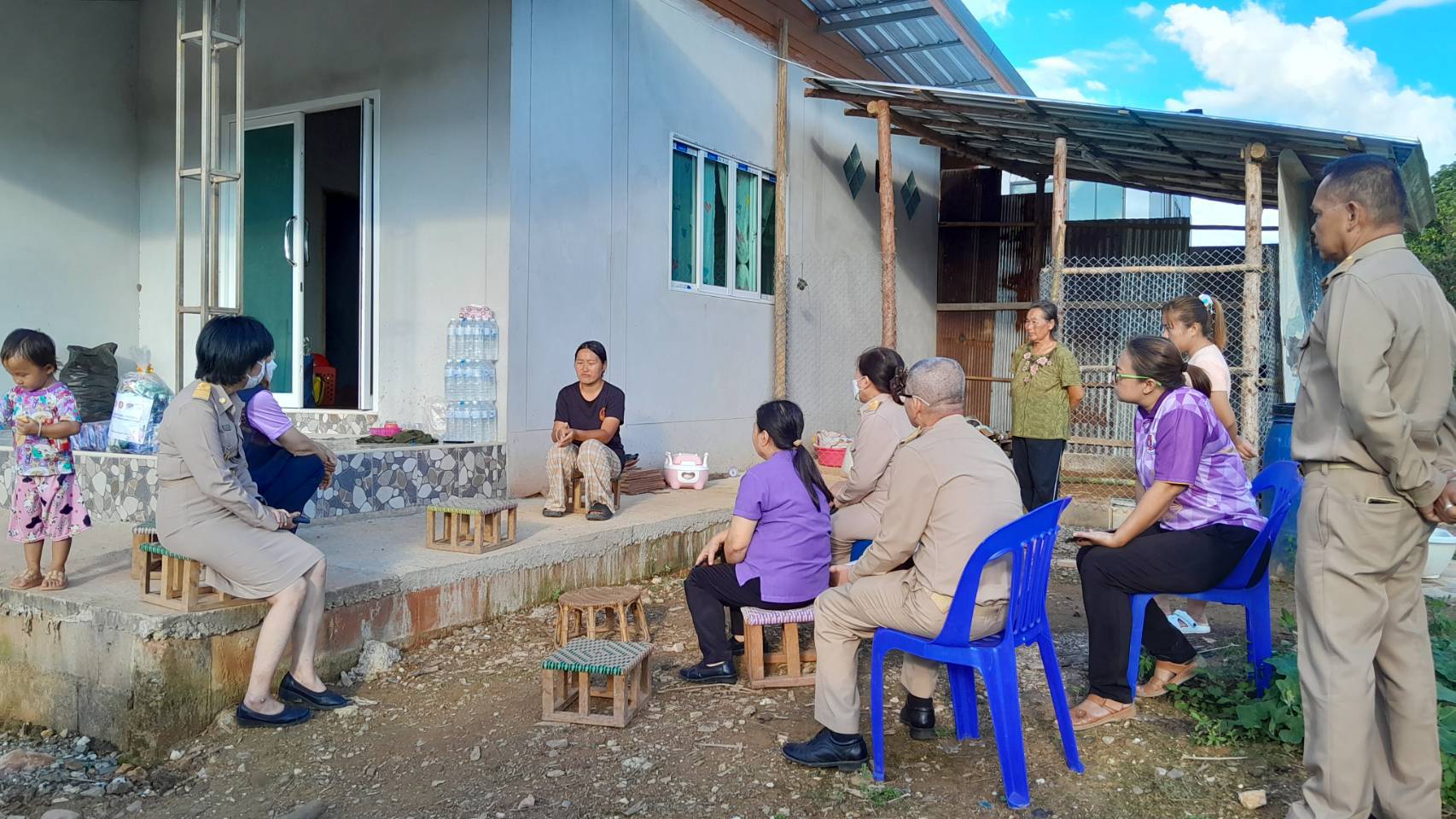 พช. น่าน ลงพื้นที่นำความห่วงใยจากรองนายกรัฐมนตรีและรัฐมนตรีว่าการกระทรวงมหาดไทย เยี่ยมครอบครัวผู้ประสบภัยจากสงครามในอิสราเอล ในพื้นที่อำเภอปัว จังหวัดน่าน