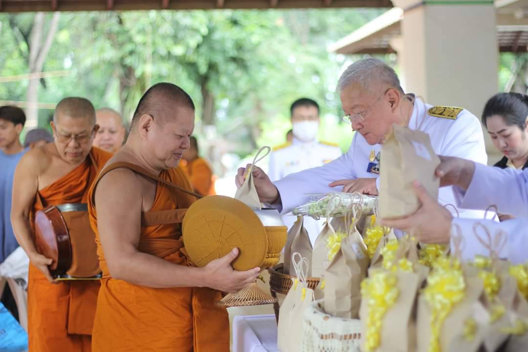 พช.น่าน ร่วมประกอบพิธีทำบุญตักบาตรถวายเป็นพระราชกุศล เนื่องในวันนวมินทรมหาราช พระบาทสมเด็จพระบรมชนกาธิเบศร มหาภูมิพลอดุลยเดชมหาราช บรมนาถบพิตร